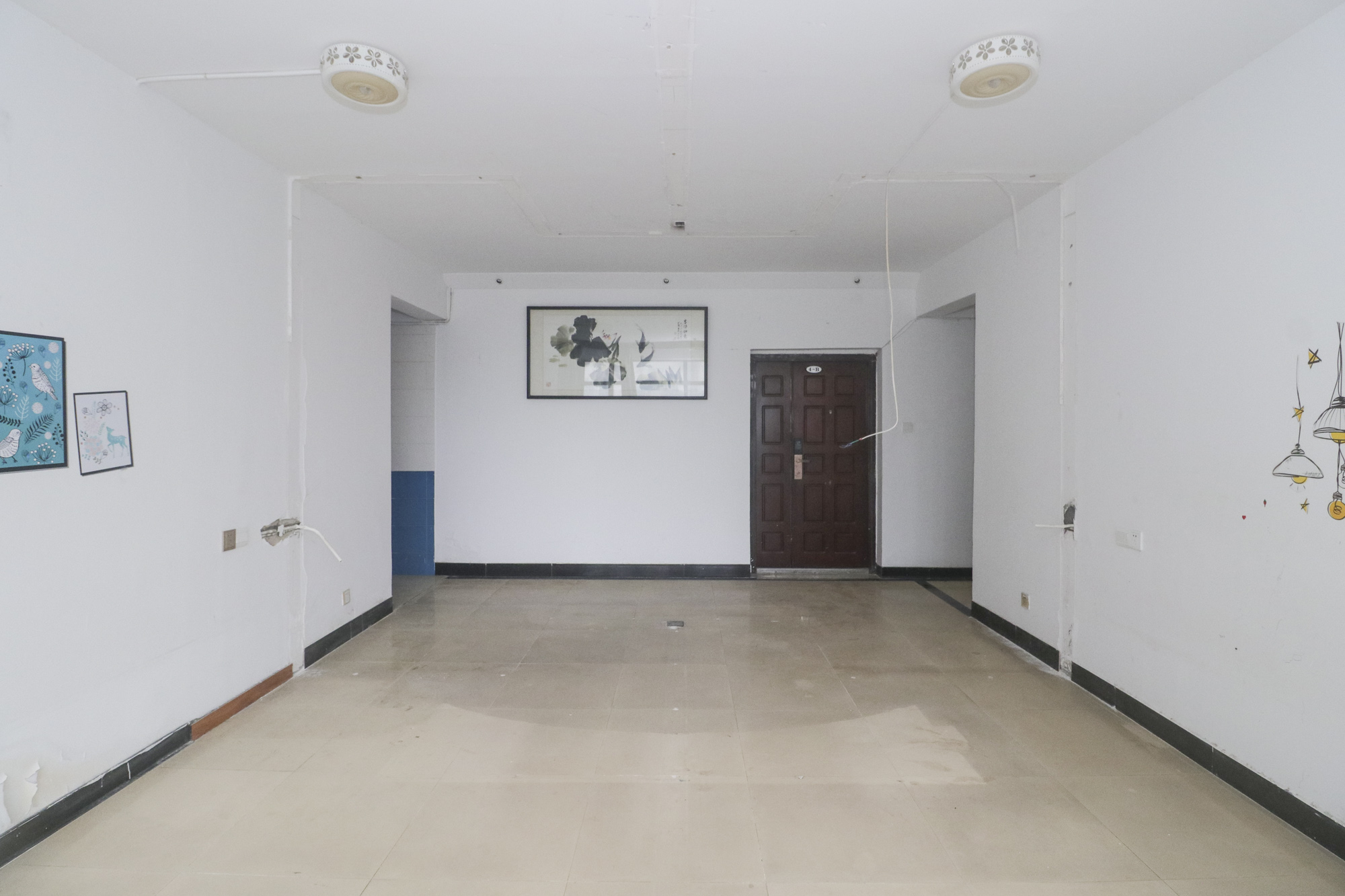 沁園春  4室2廳2衛(wèi)    130.0萬客廳