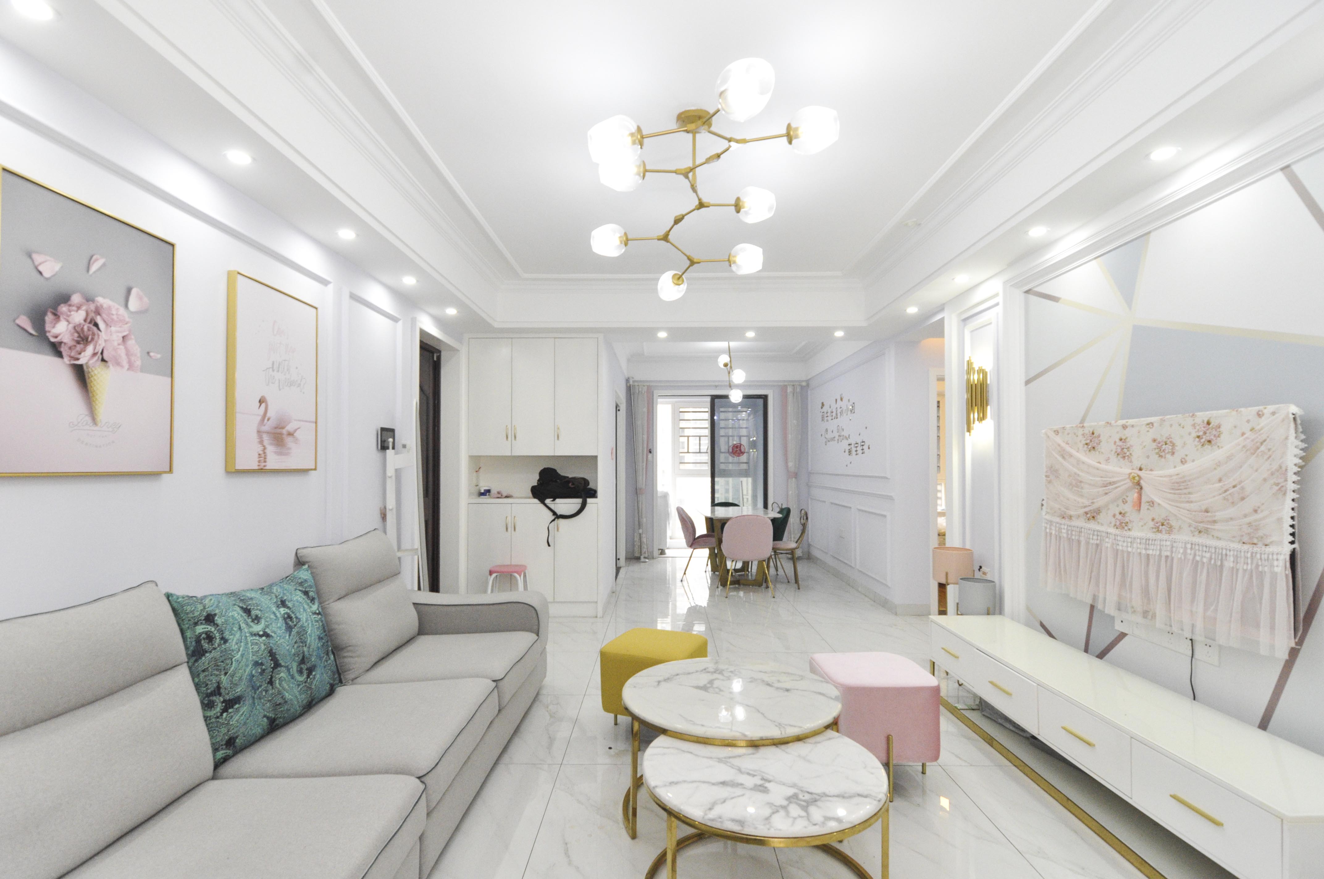 卓越浅水湾  4室2厅2卫    170.0万客厅