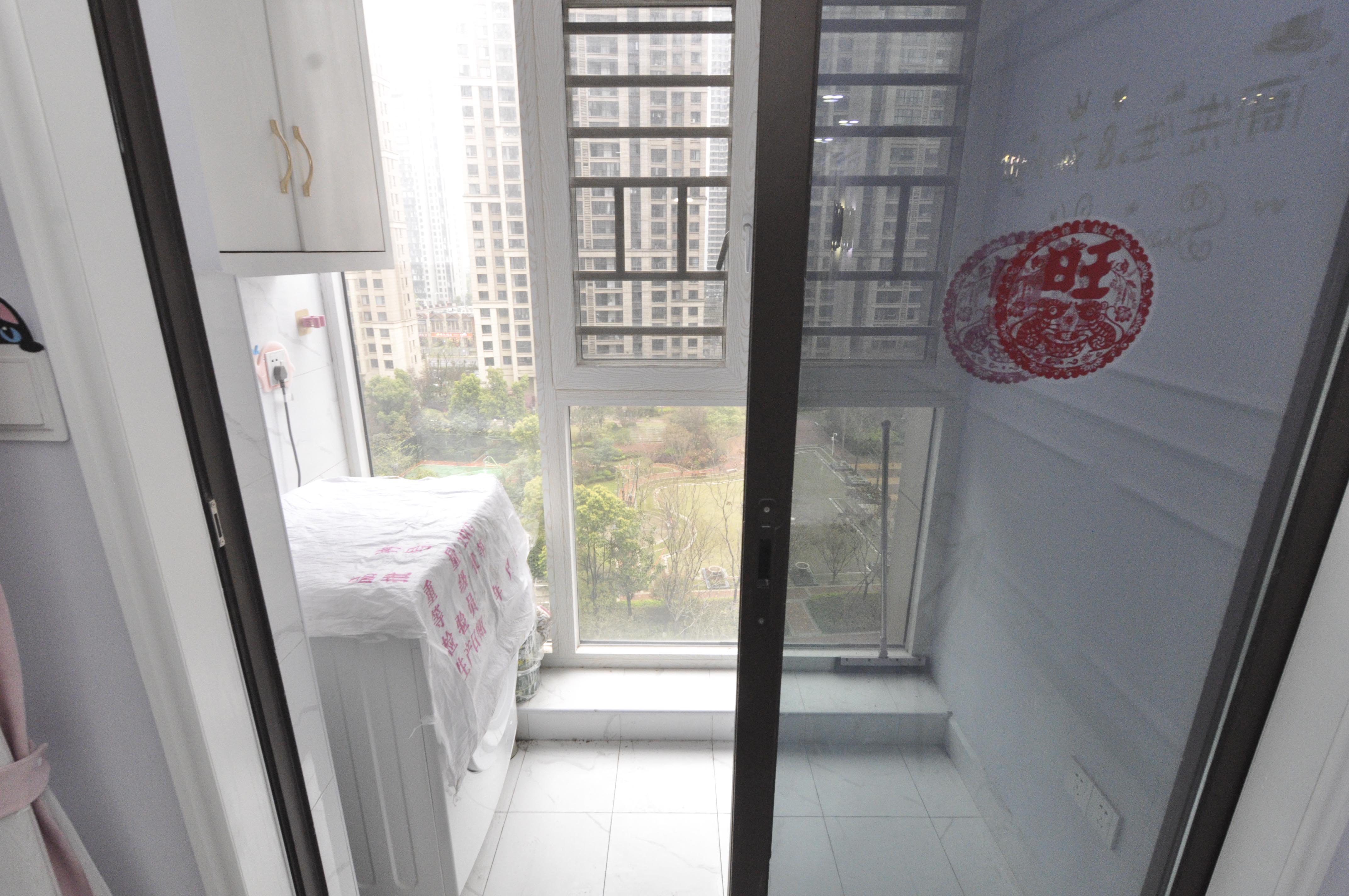 卓越浅水湾  4室2厅2卫    170.0万客厅