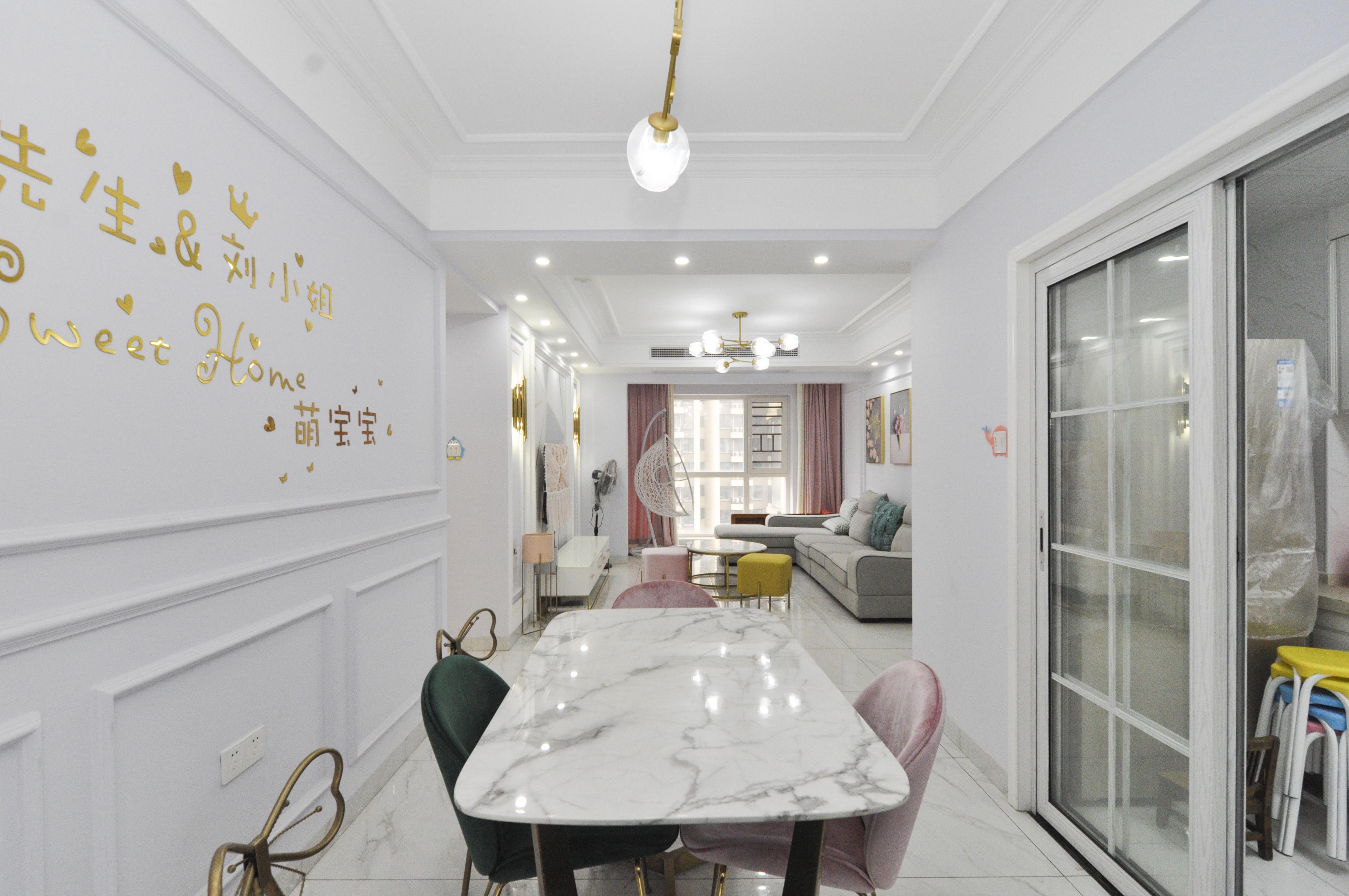 卓越浅水湾  4室2厅2卫    170.0万客厅