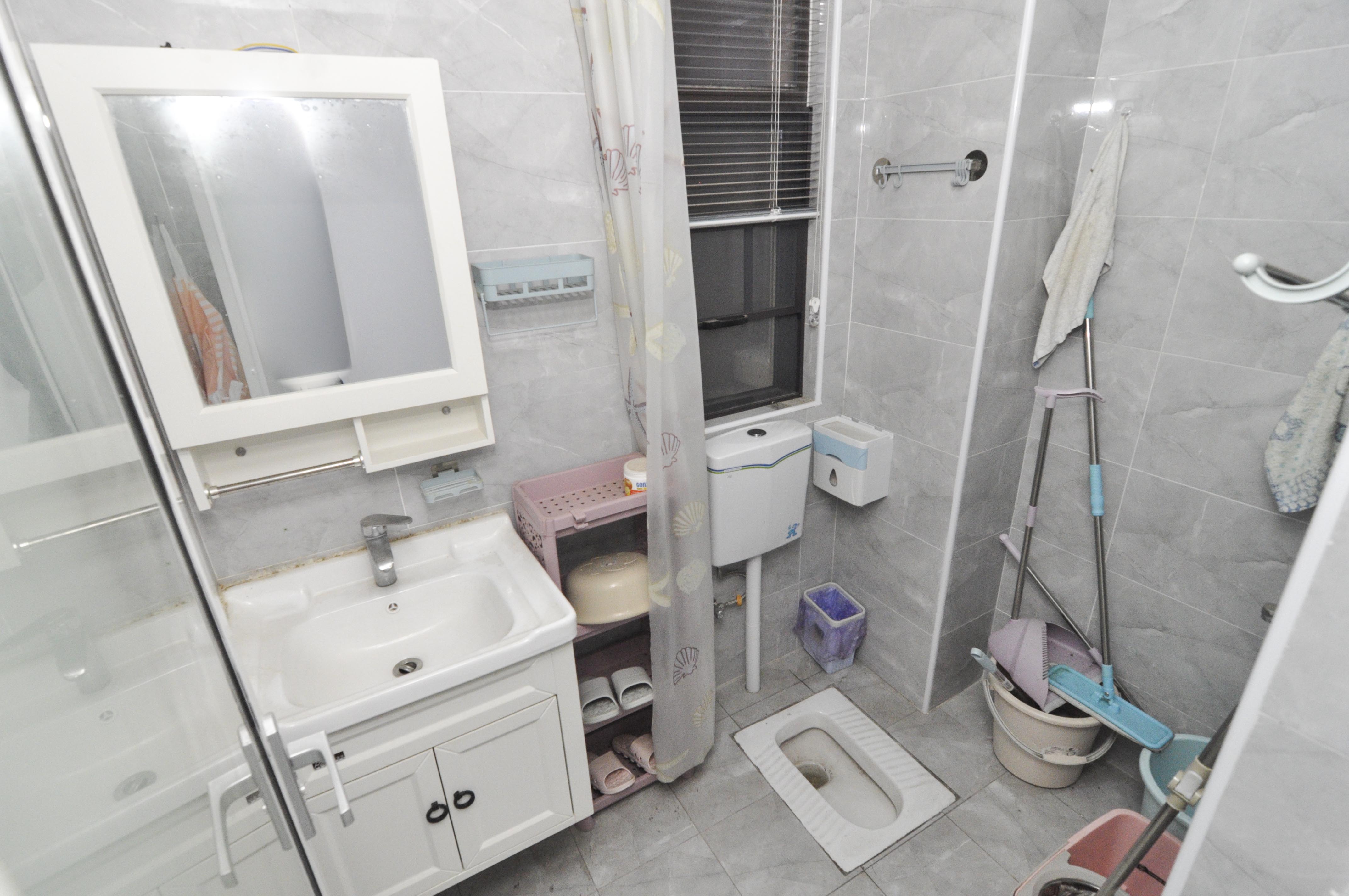 卓越浅水湾  4室2厅2卫    170.0万卫生间