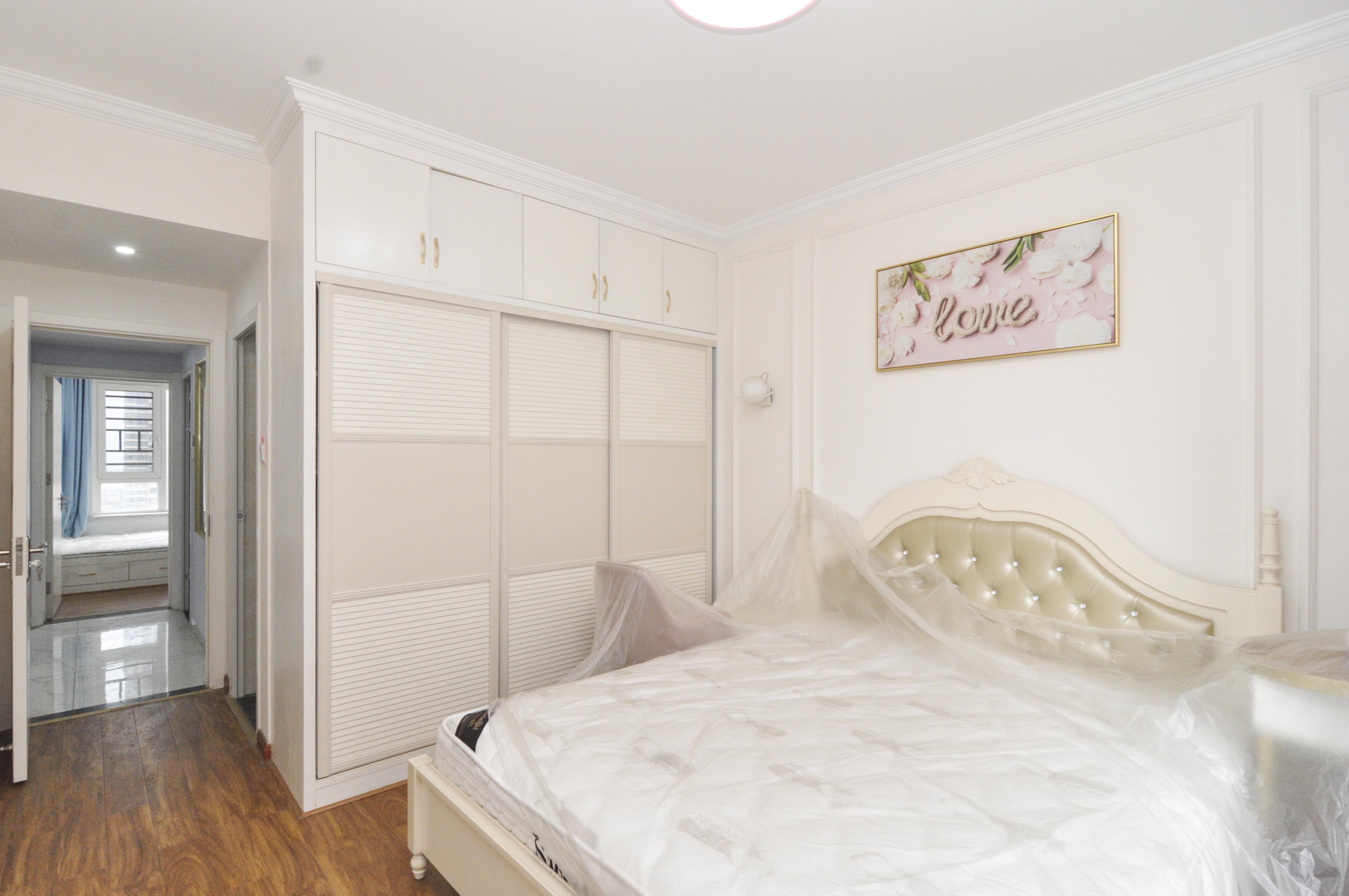 卓越浅水湾  4室2厅2卫    170.0万卧室