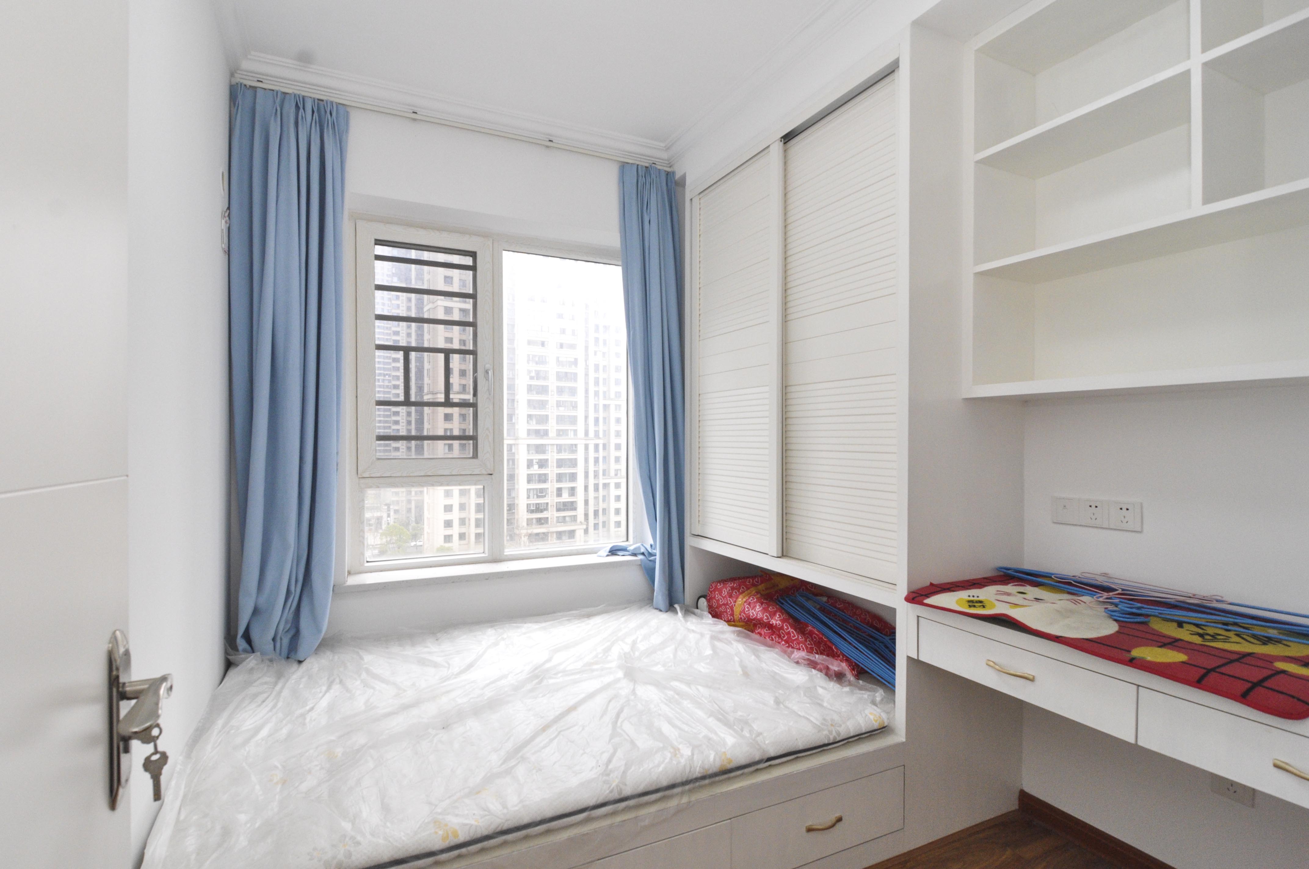 卓越浅水湾  4室2厅2卫    170.0万卧室