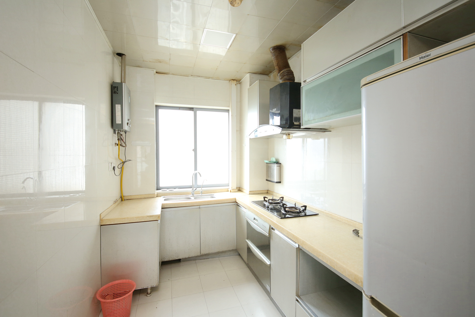 银港水晶城  3室2厅2卫   120.00万厨房