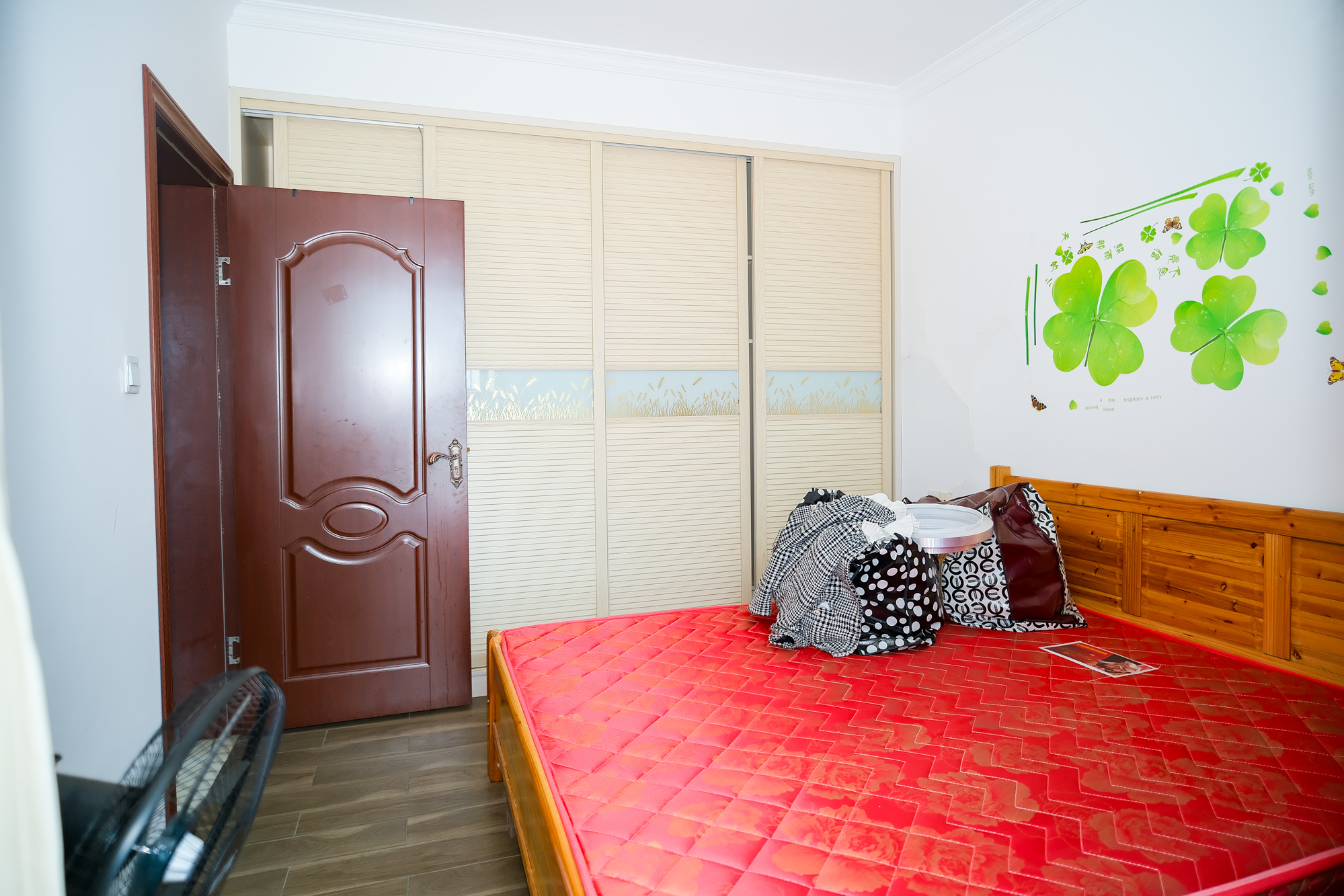 三一街区  2室1厅1卫    51.68万卧室