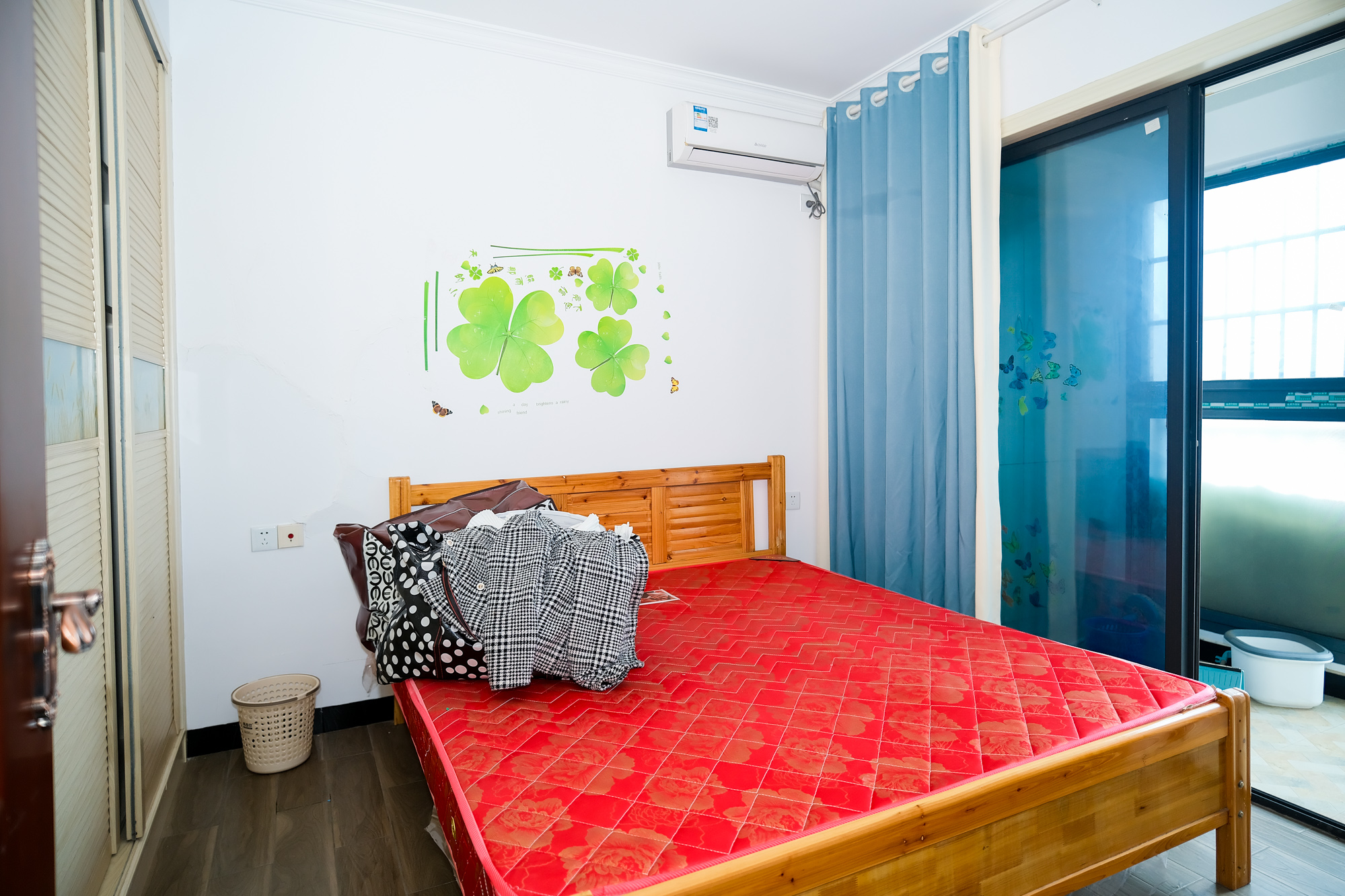 三一街区  2室1厅1卫    51.68万卧室