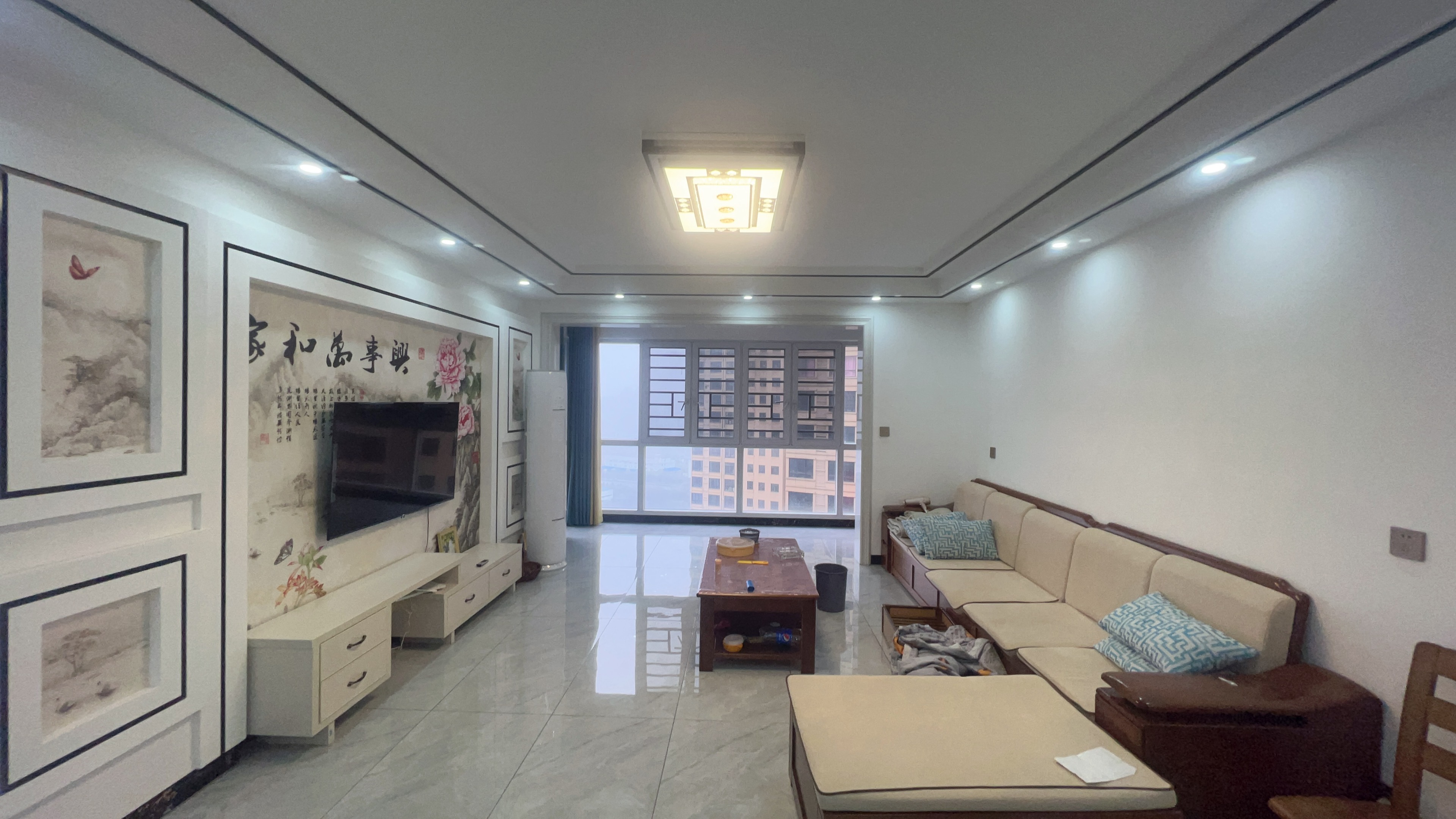 美江国际 4室2厅2卫 65.00万 美江国际 4室2厅2卫 65.00万客厅