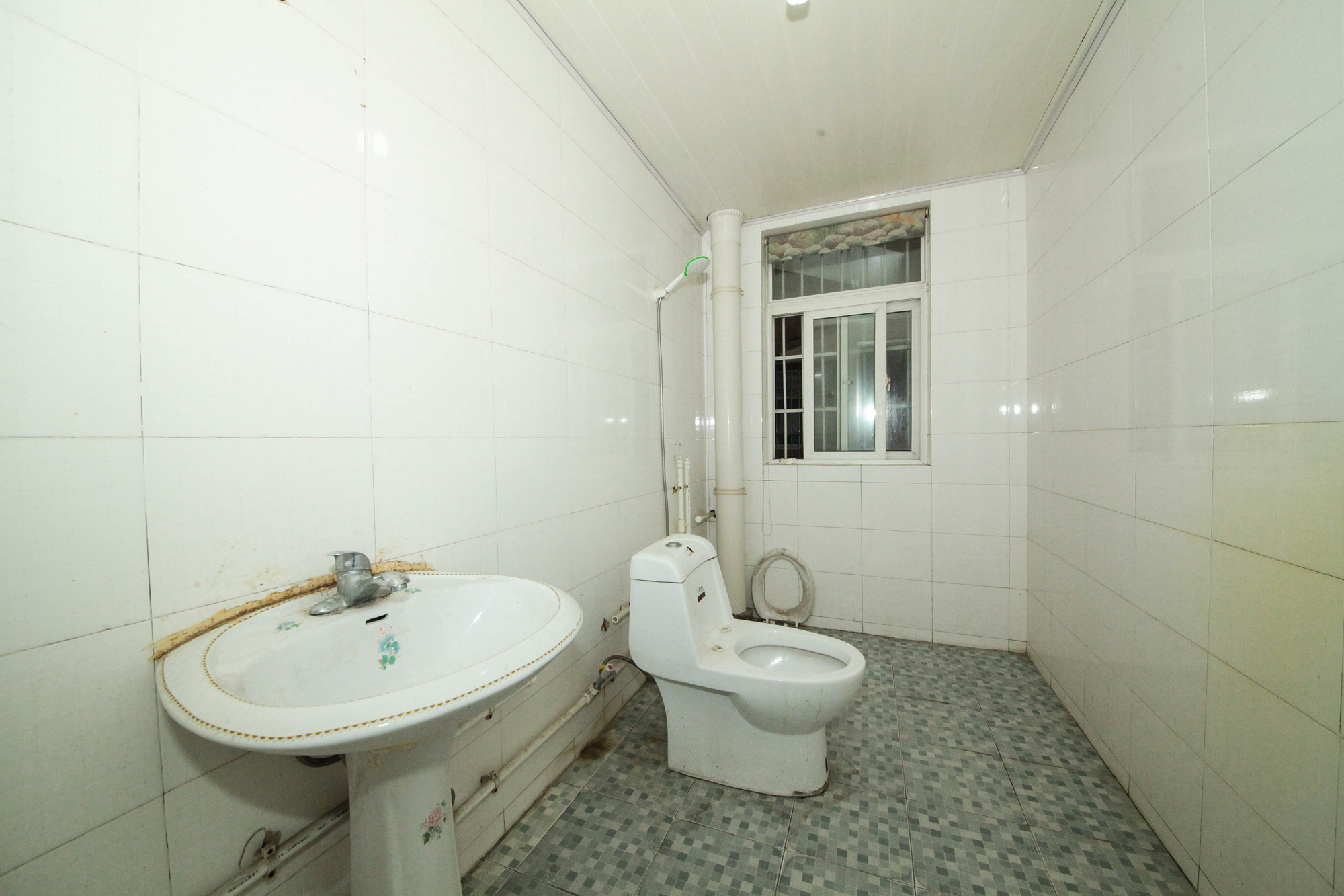 广场之星  3室2厅2卫   65.00万卫生间