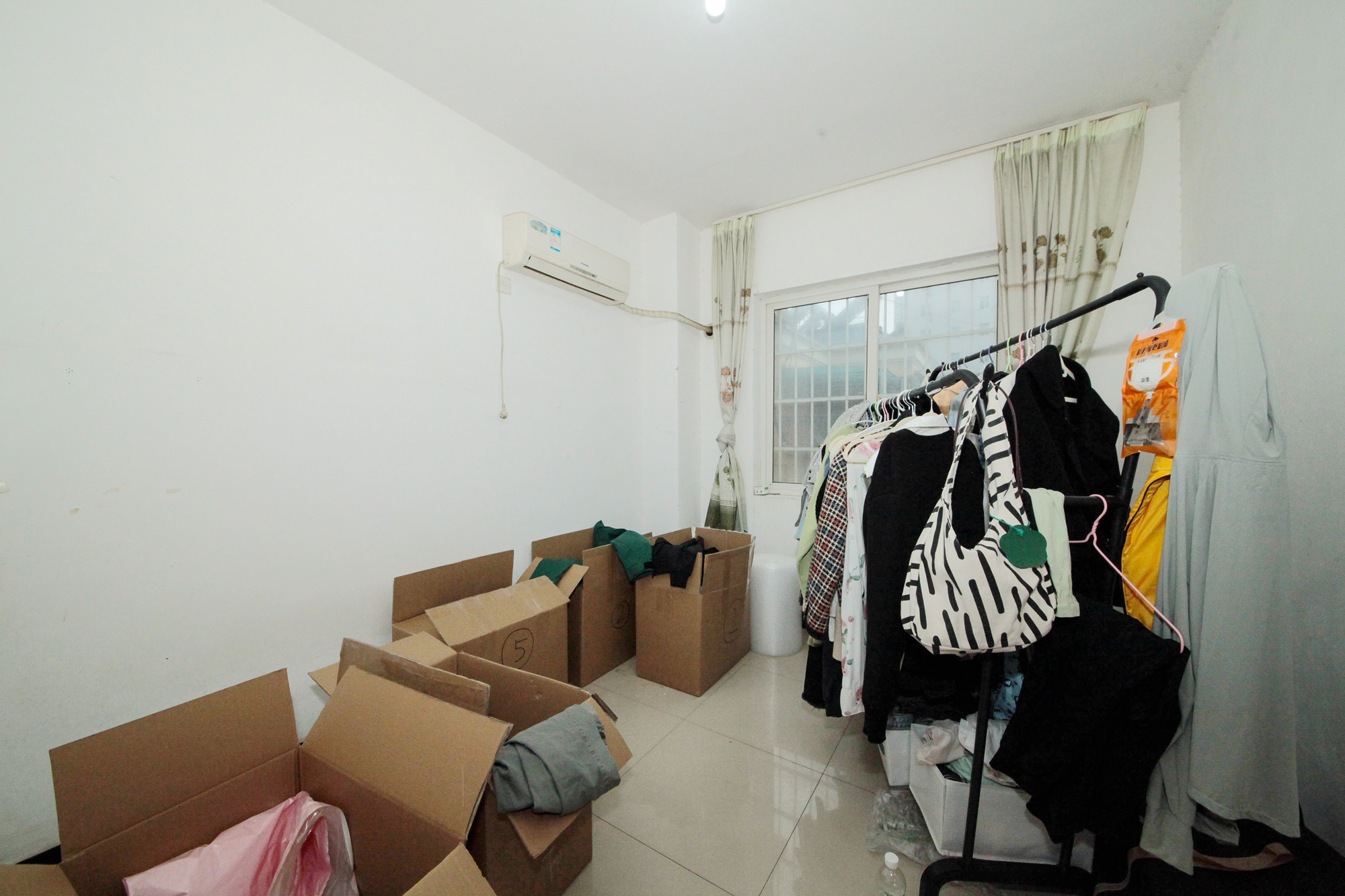 广场之星  3室2厅2卫   65.00万卧室