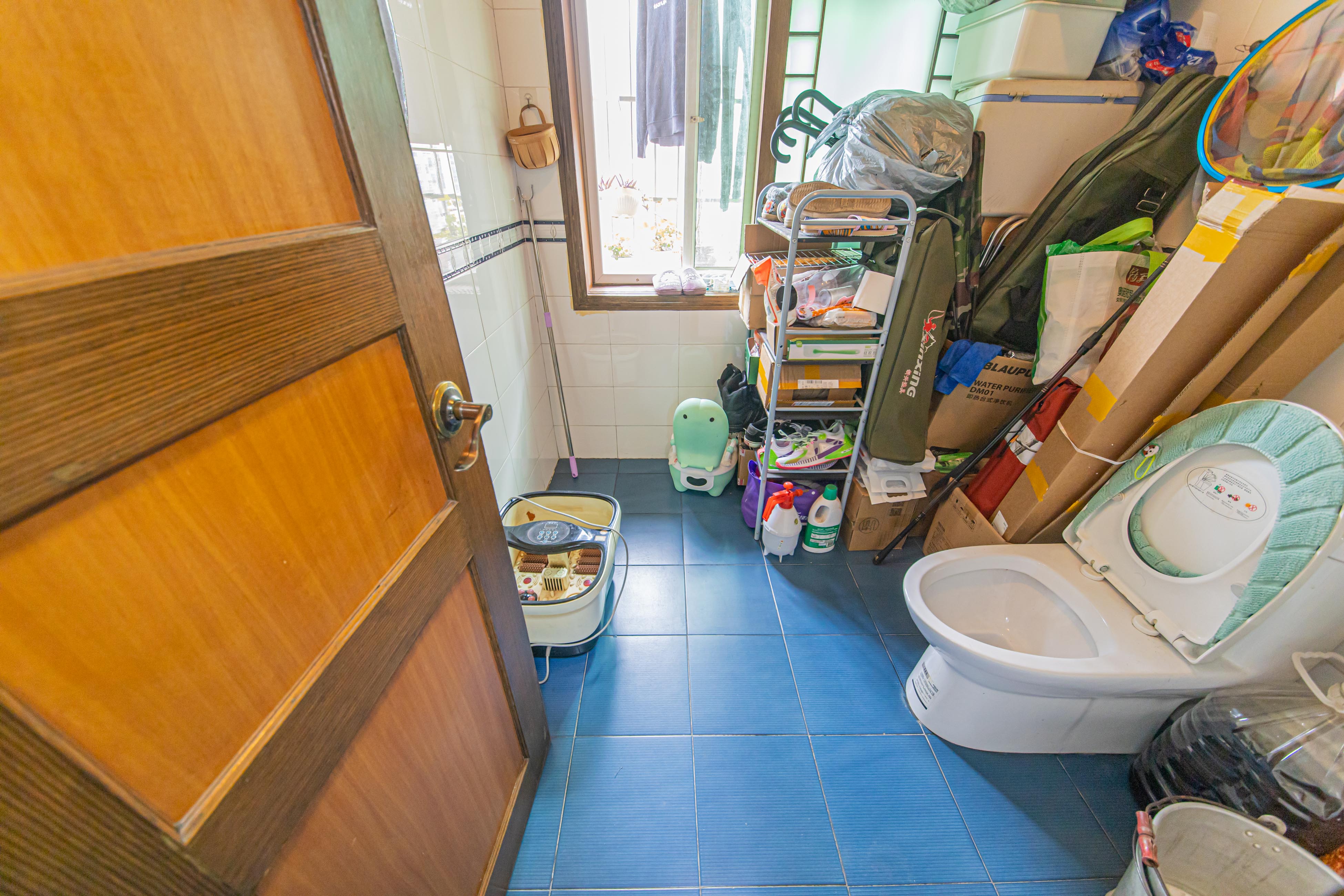 新中路商住楼  4室2厅2卫   80.00万卫生间
