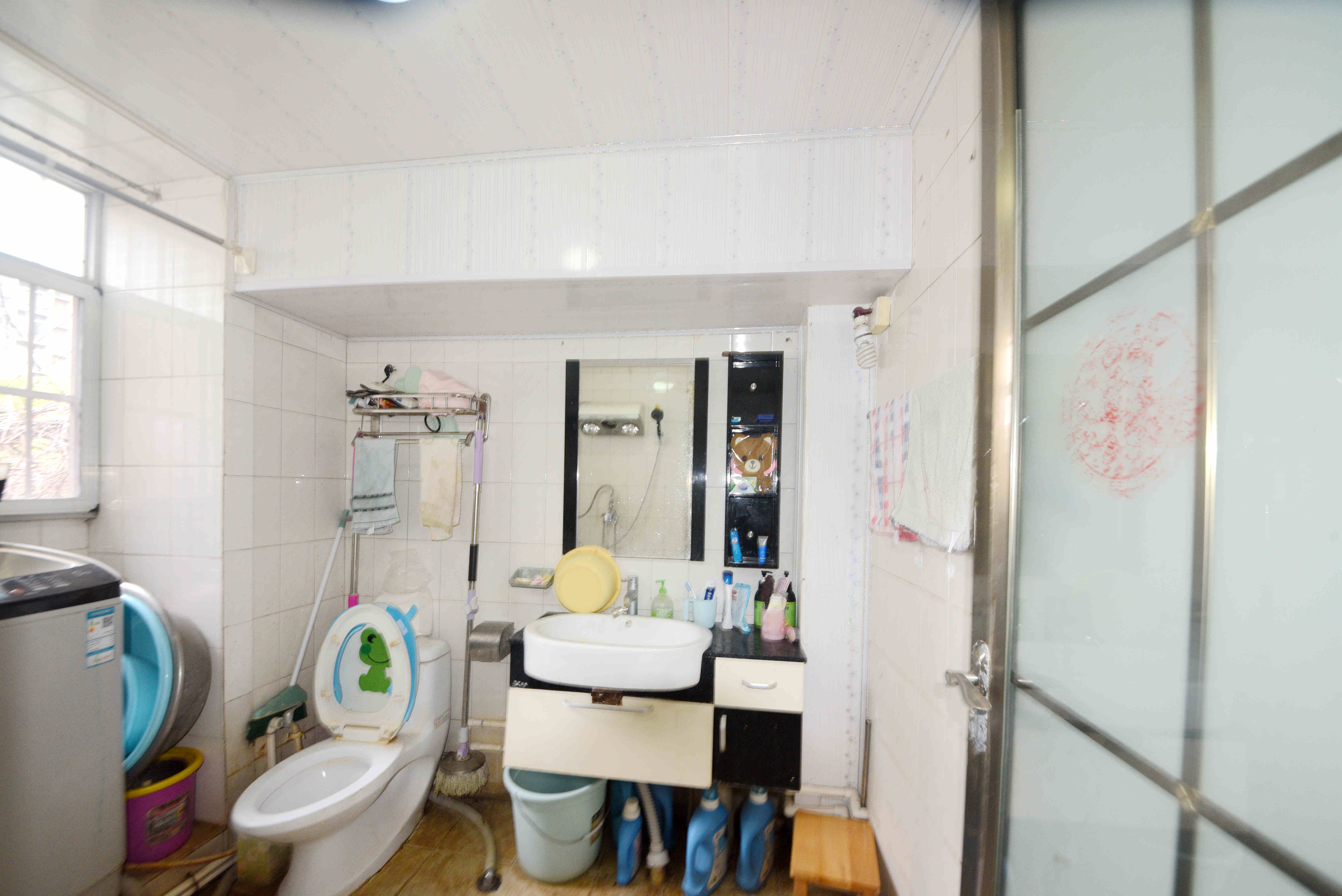 华达家园  3室2厅2卫    67.8万卫生间