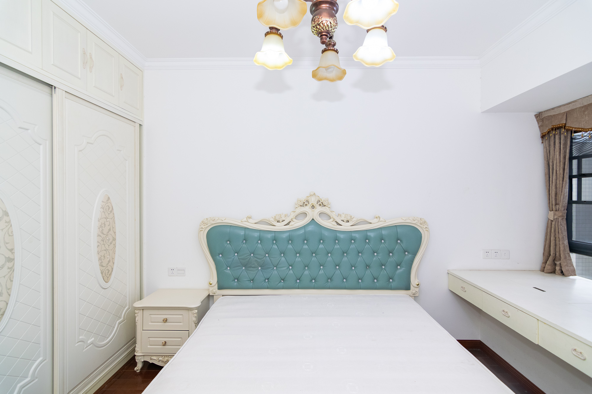 名家翡翠花园  3室2厅1卫   126.50万卧室