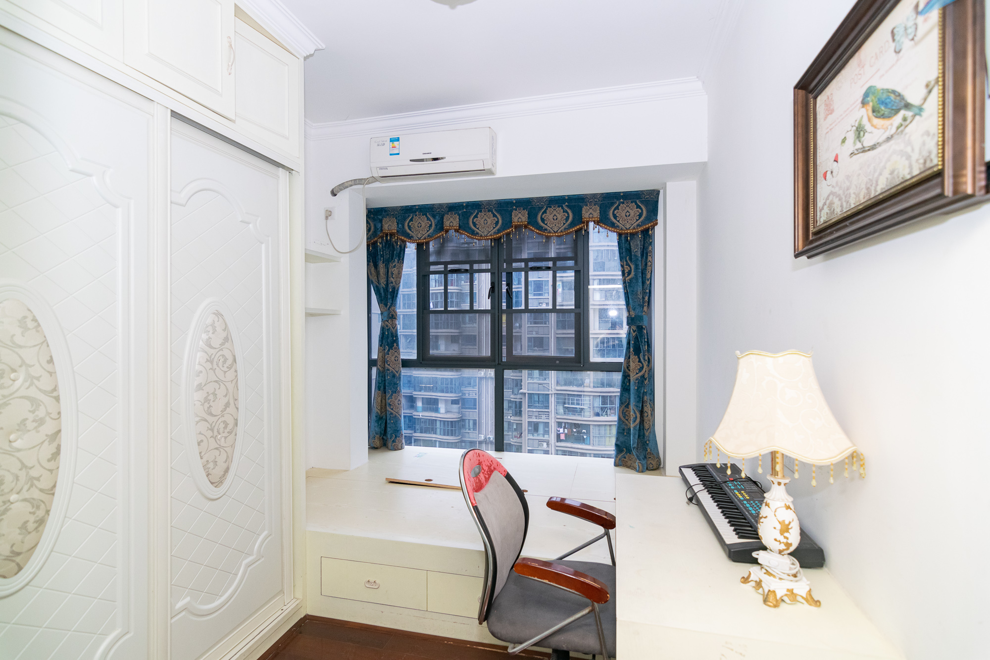 名家翡翠花园  3室2厅1卫   126.50万卧室