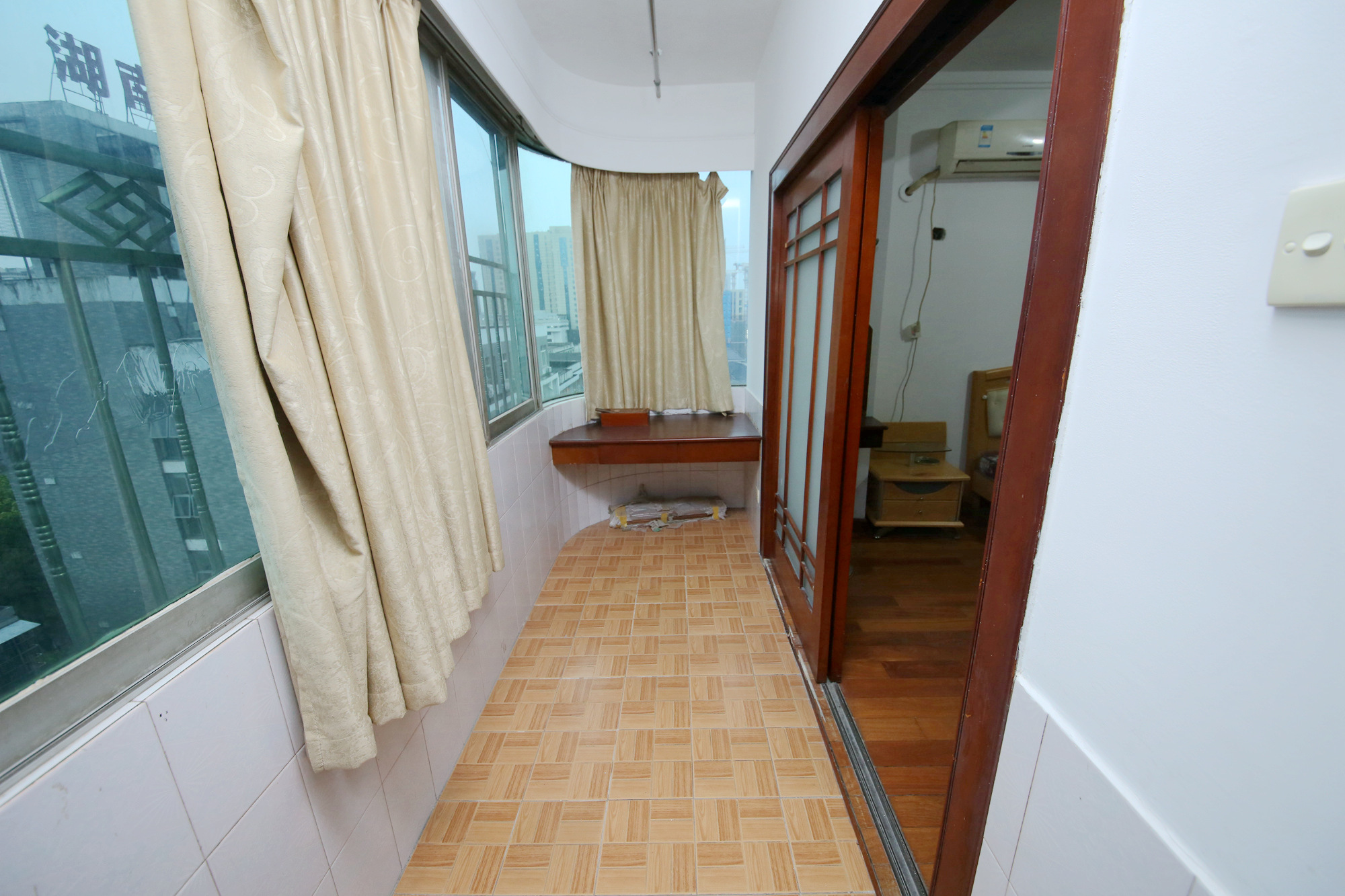 建工集团单位房  4室2厅2卫   128.00万客厅