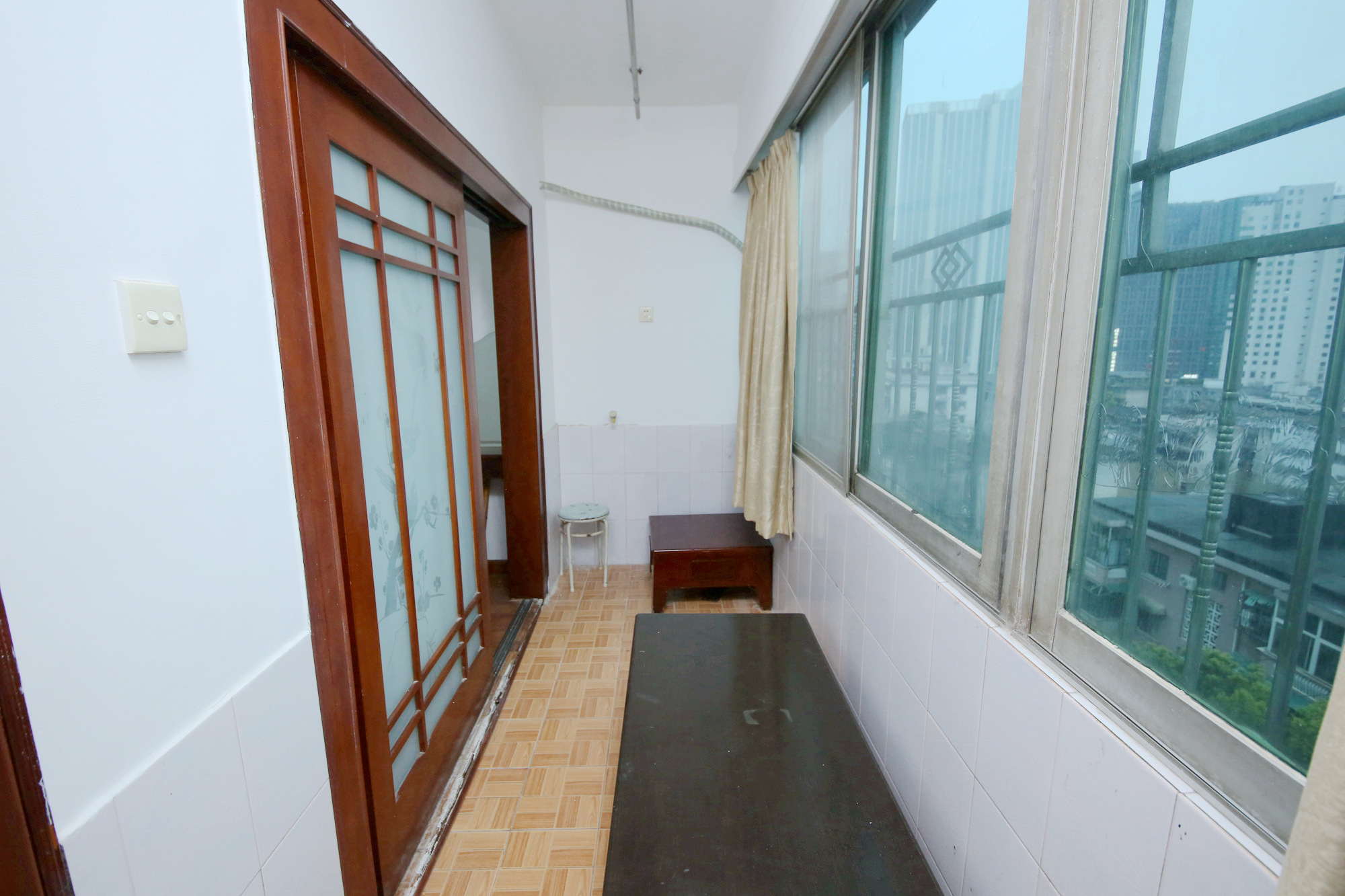 建工集团单位房  4室2厅2卫   128.00万客厅