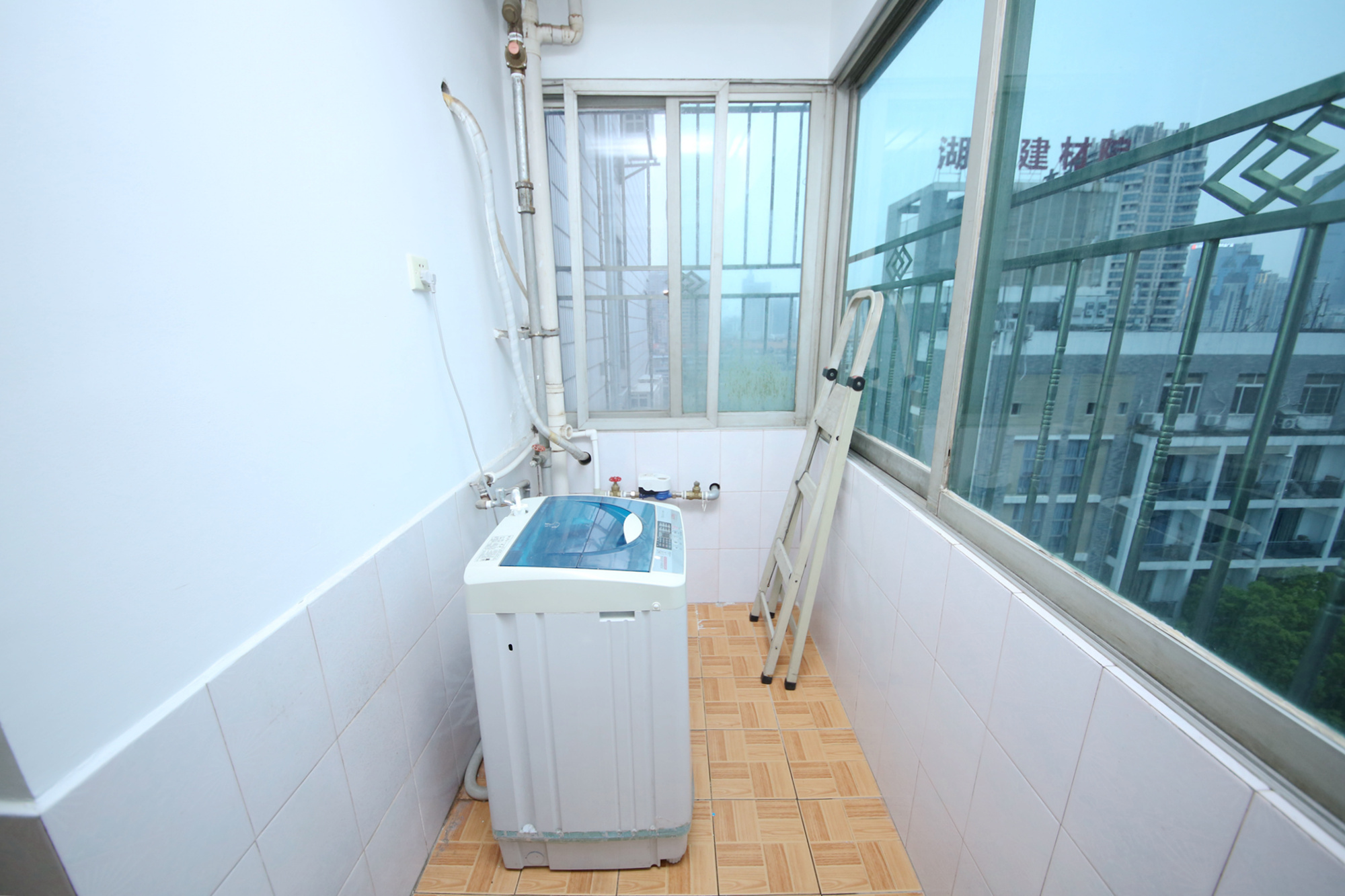 建工集团单位房  4室2厅2卫   128.00万客厅