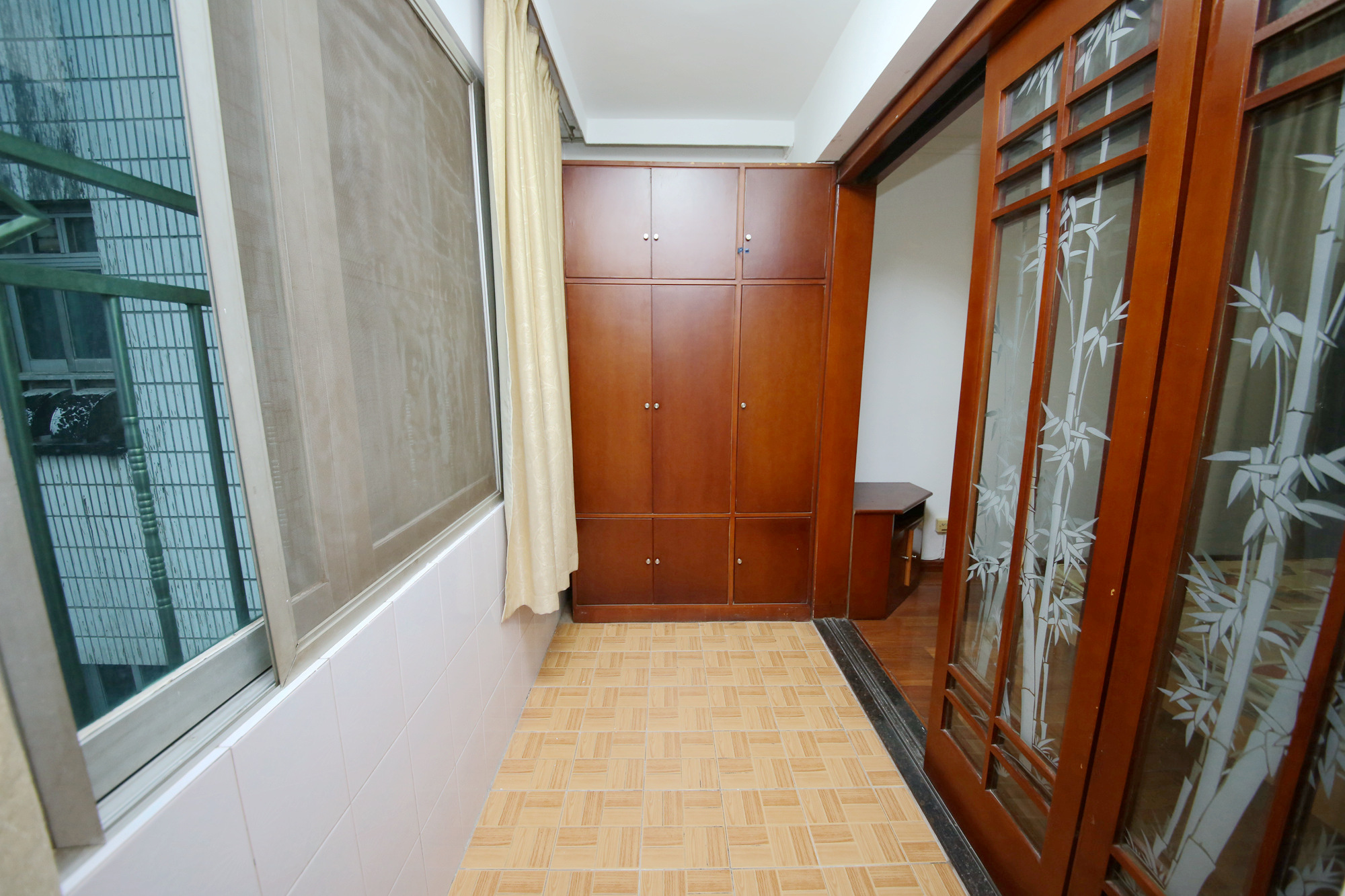建工集团单位房  4室2厅2卫   128.00万客厅
