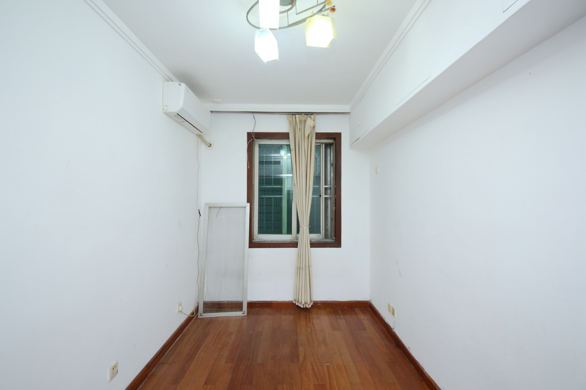 建工集团单位房  4室2厅2卫   128.00万客厅
