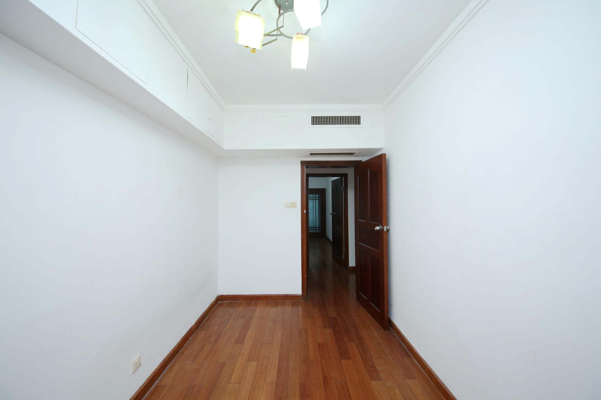 建工集团单位房  4室2厅2卫   128.00万客厅