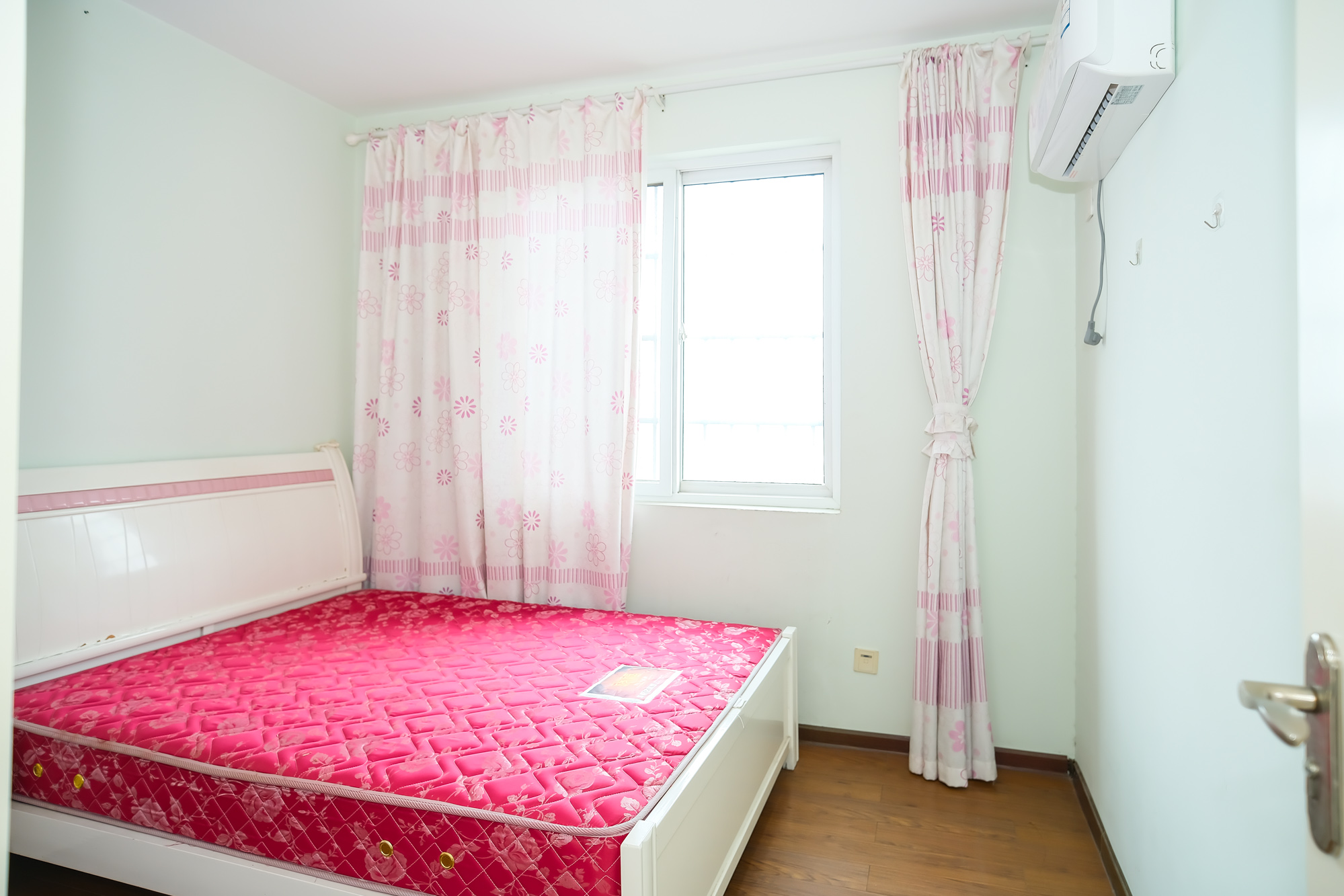 香槟小镇(香槟花苑) 3室2厅1卫 57.60万 香槟小镇(香槟花苑) 3室2厅1卫 57.60万卧室