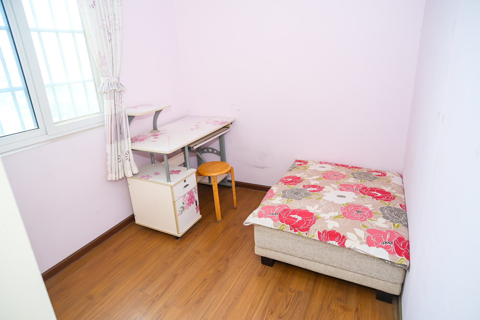 香槟小镇(香槟花苑) 3室2厅1卫 57.60万 香槟小镇(香槟花苑) 3室2厅1卫 57.60万卧室