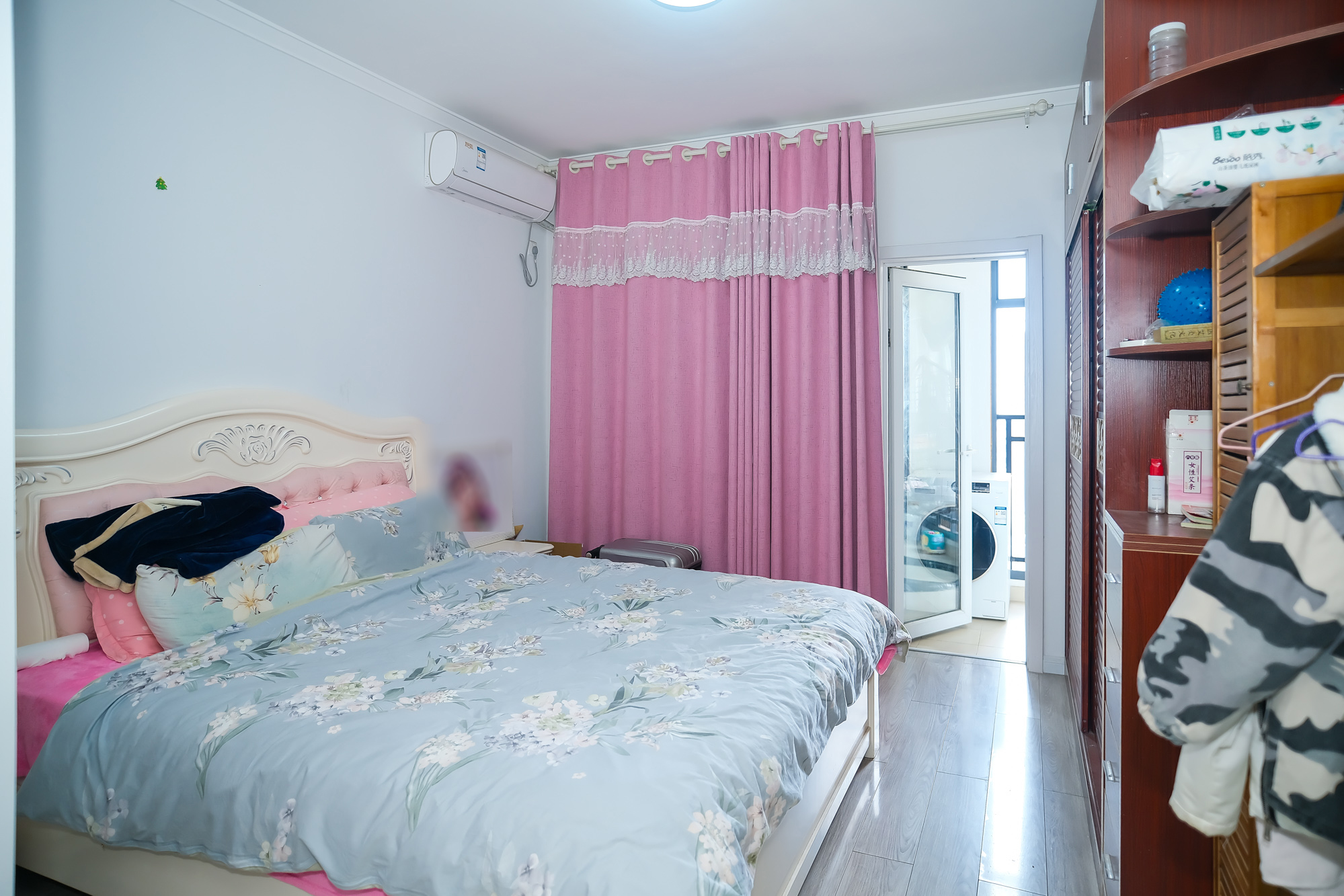 三一街区  4室2厅2卫   95.20万卧室