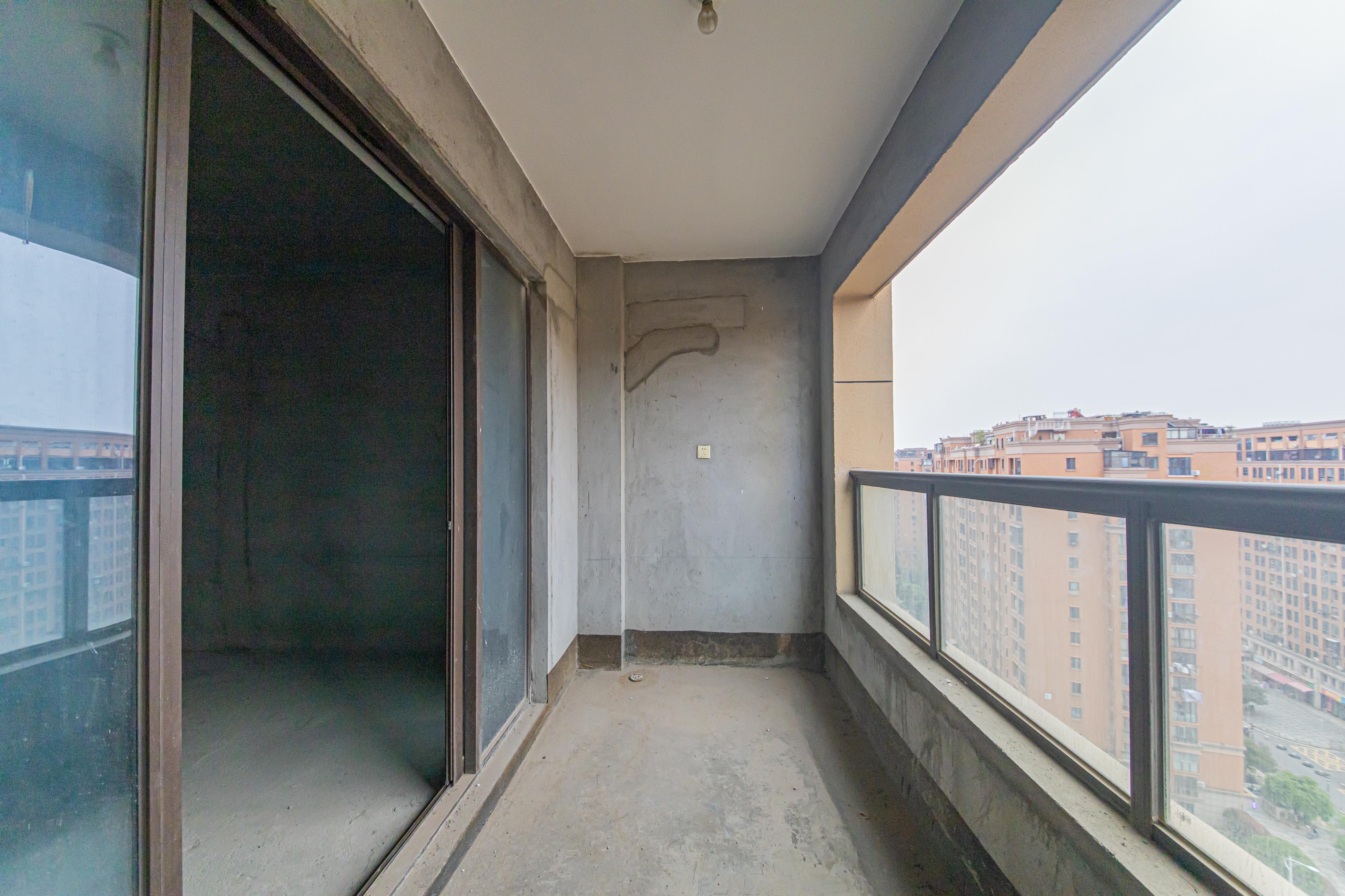 鑫远悦城(鑫远悦时代) 3室2厅1卫 70.00万 鑫远悦城(鑫远悦时代) 3室2厅1卫 70.00万阳台