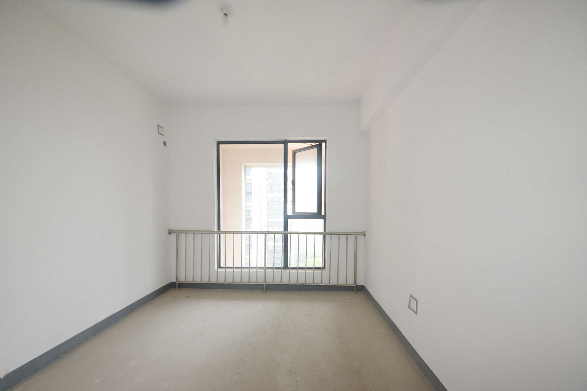 建发中央悦府  4室2厅2卫   180.00万卧室