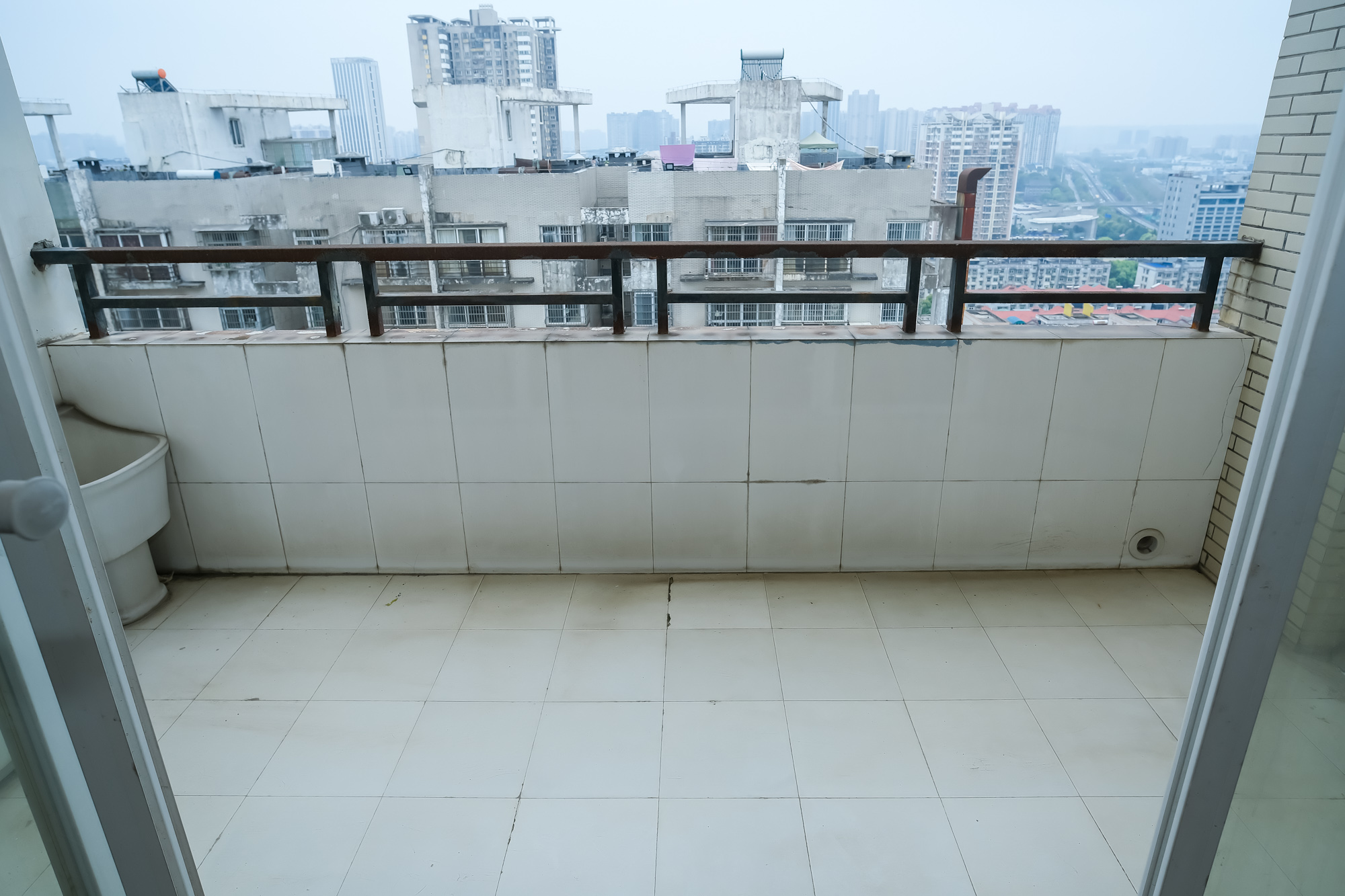 楚天家园  4室2厅1卫   72.00万阳台