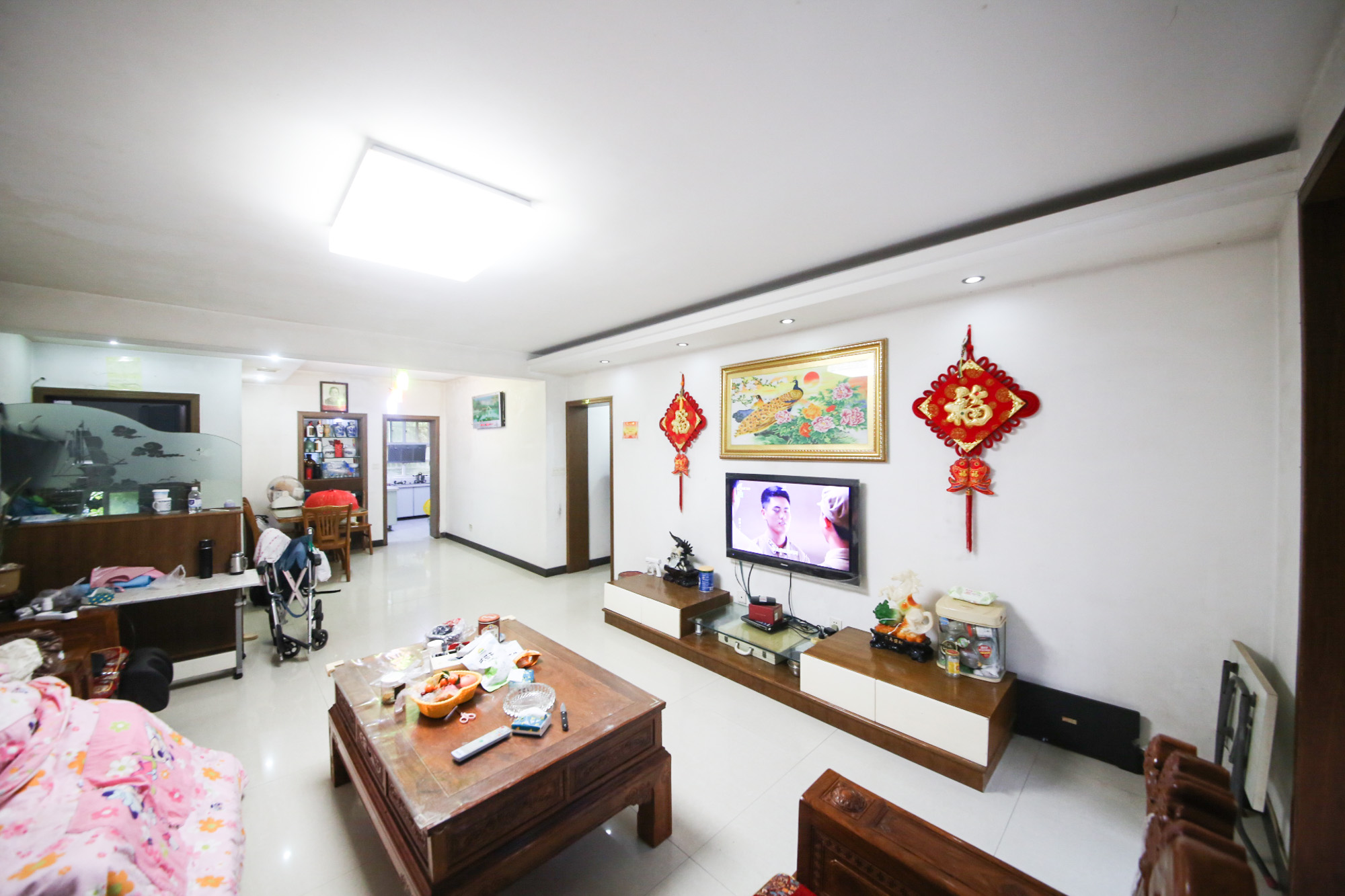 荷花园安置小区  4室2厅2卫   96.80万客厅