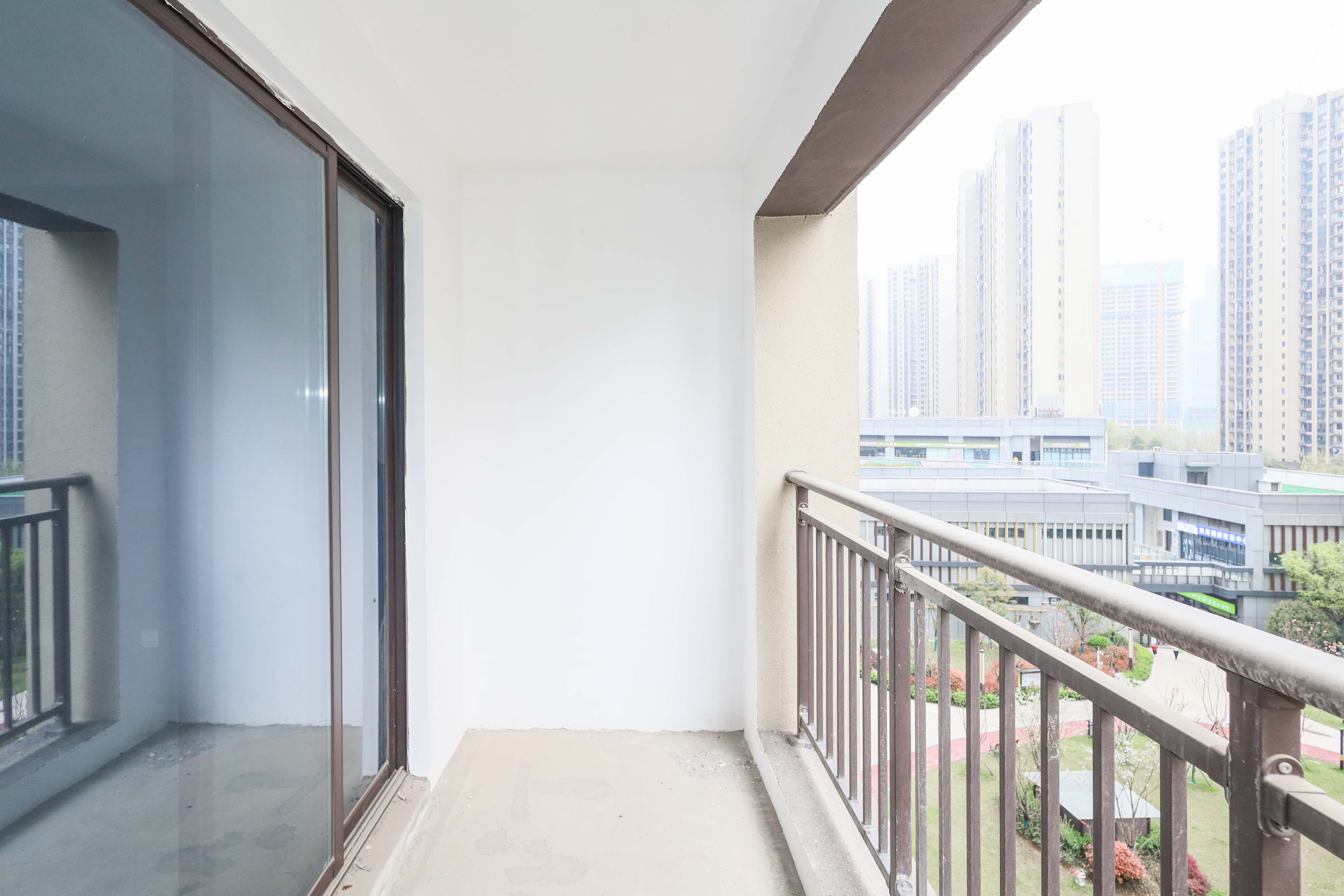 中国铁建梅溪青秀三期  3室2厅2卫   172.00万阳台
