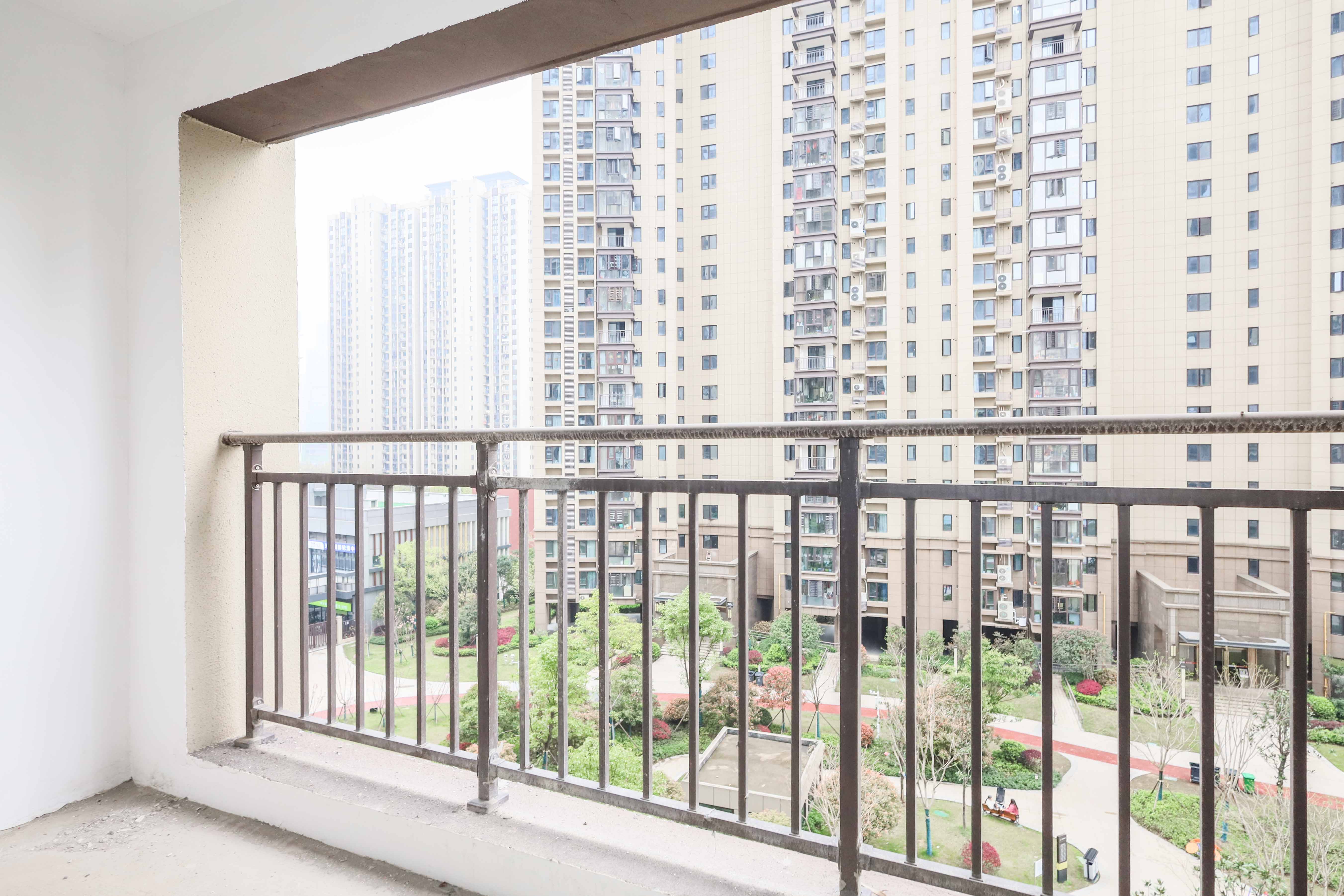 中国铁建梅溪青秀三期  3室2厅2卫   172.00万阳台