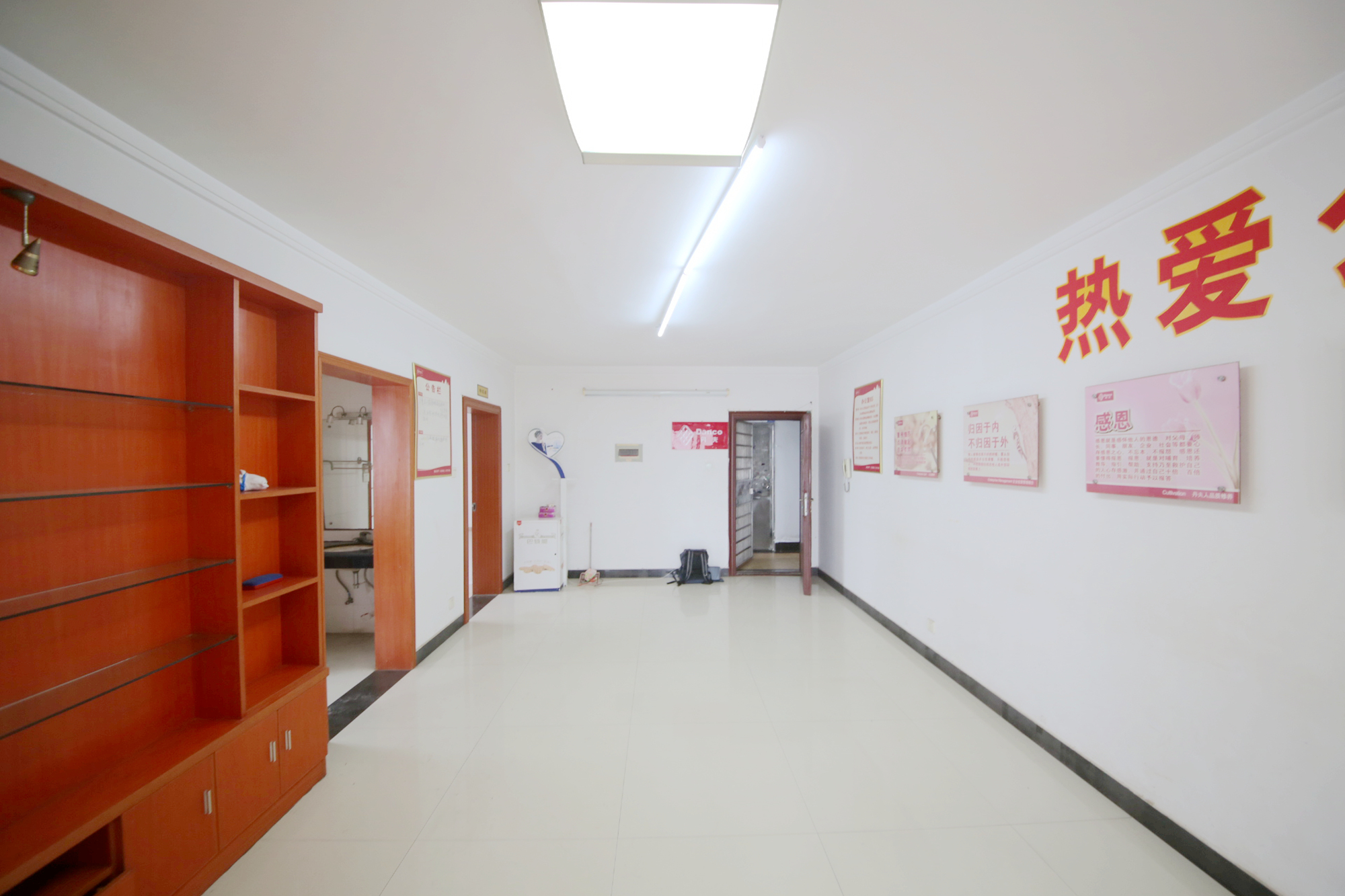 高桥现代商贸城  2室1厅1卫   65.00万客厅