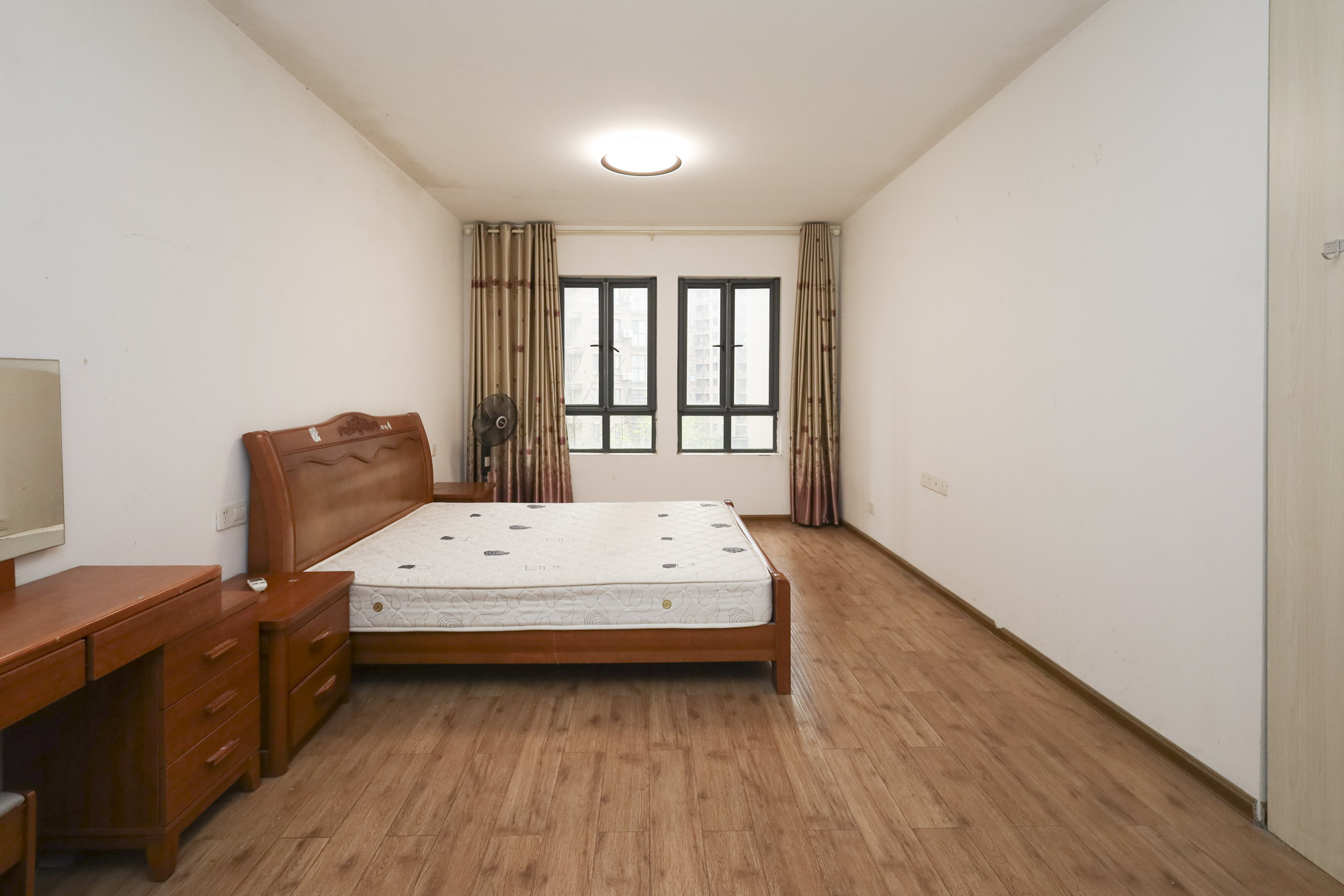 山水誉峰  4室2厅1卫    172.0万卧室