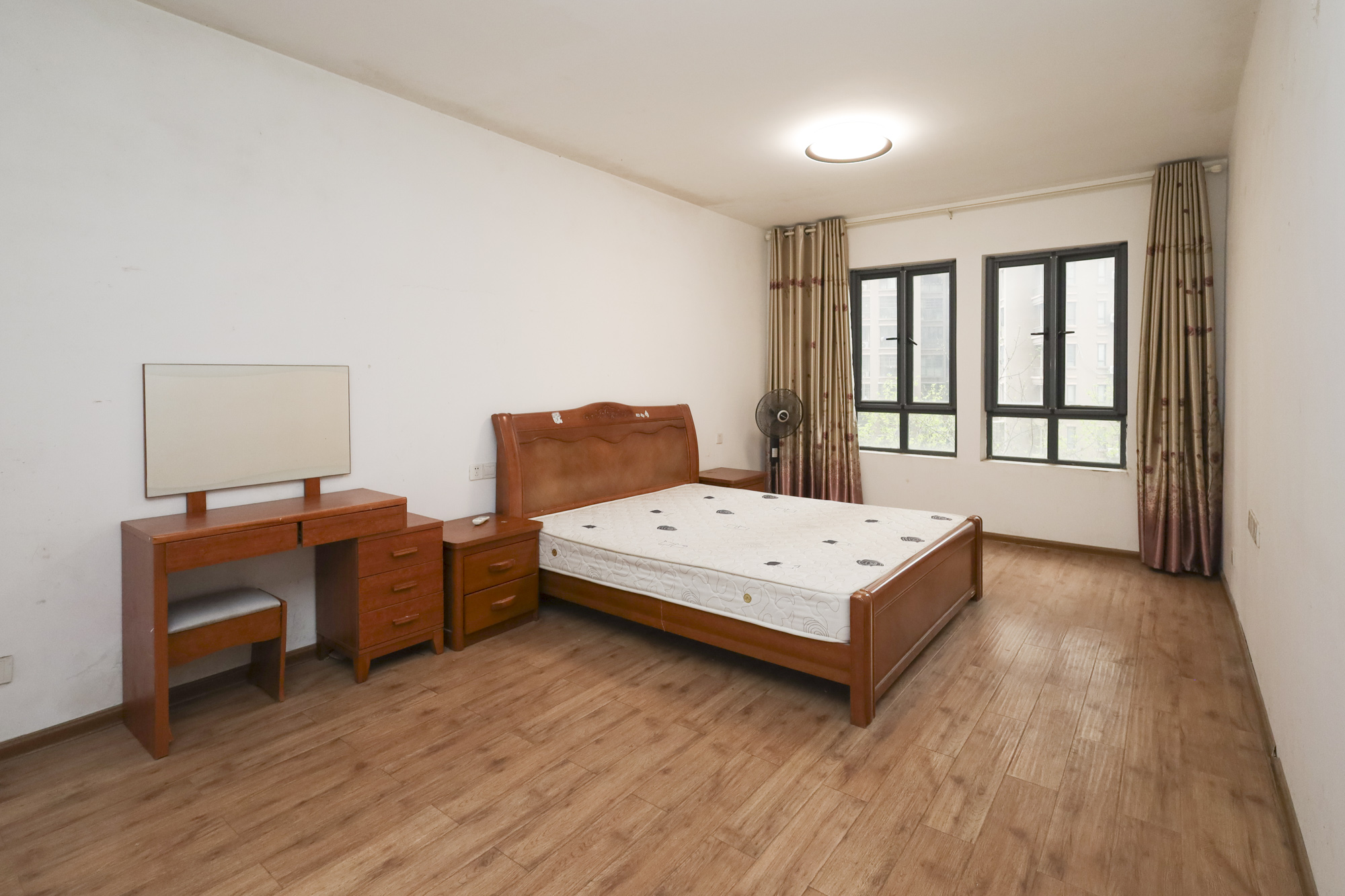 山水誉峰  4室2厅1卫    172.0万卧室