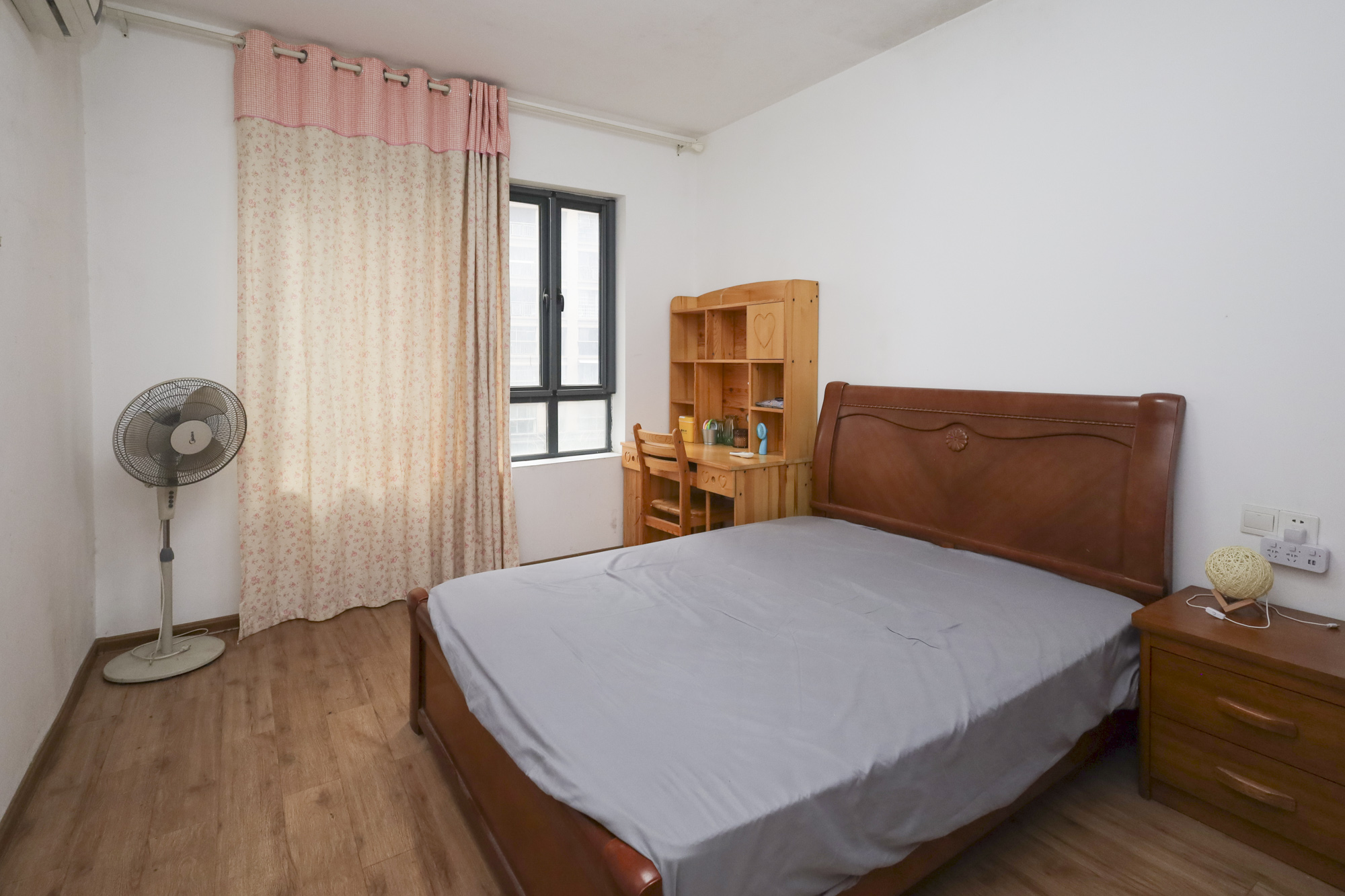 山水誉峰  4室2厅1卫    172.0万卧室