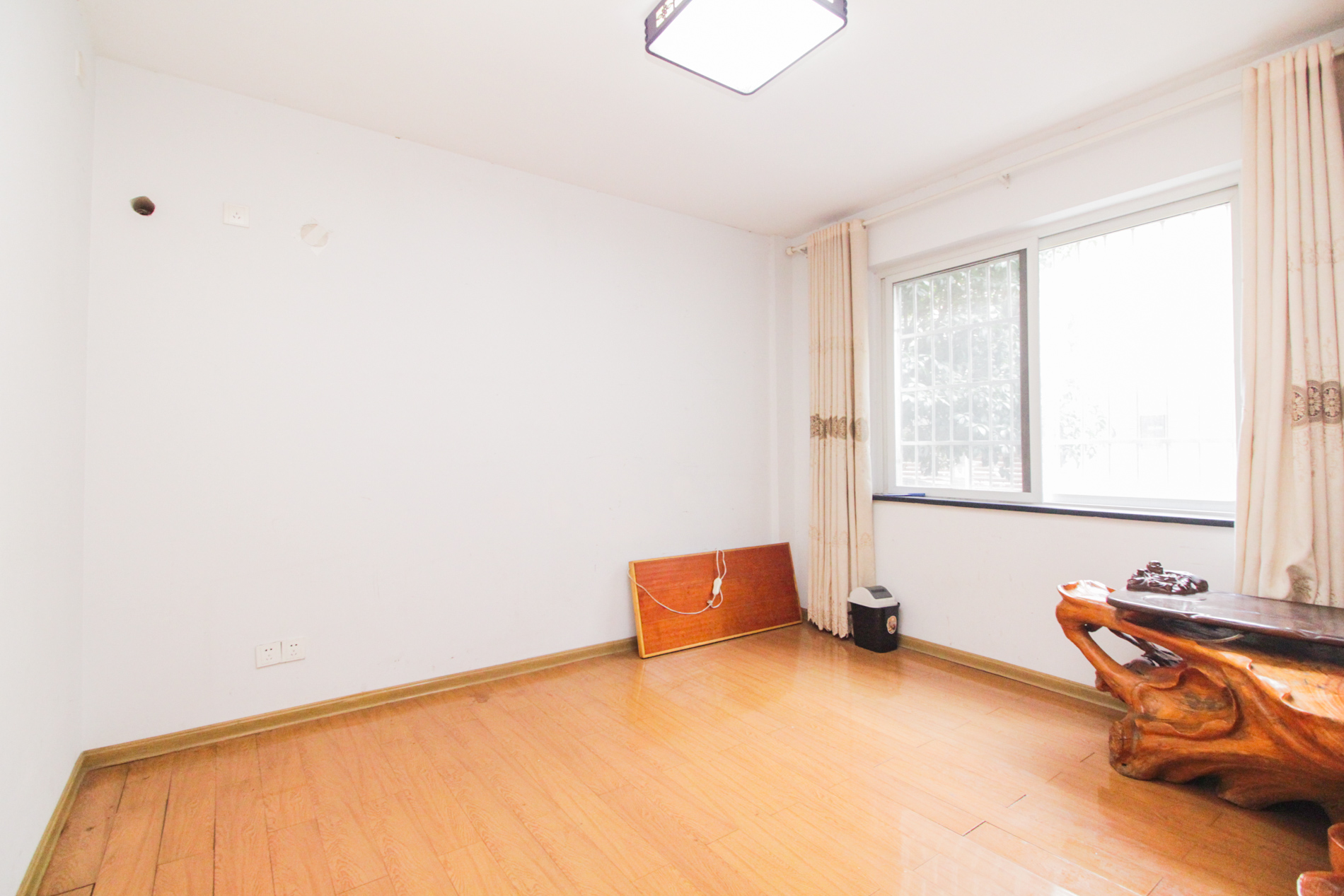 梅苑家园  3室3厅2卫   105.00万卧室