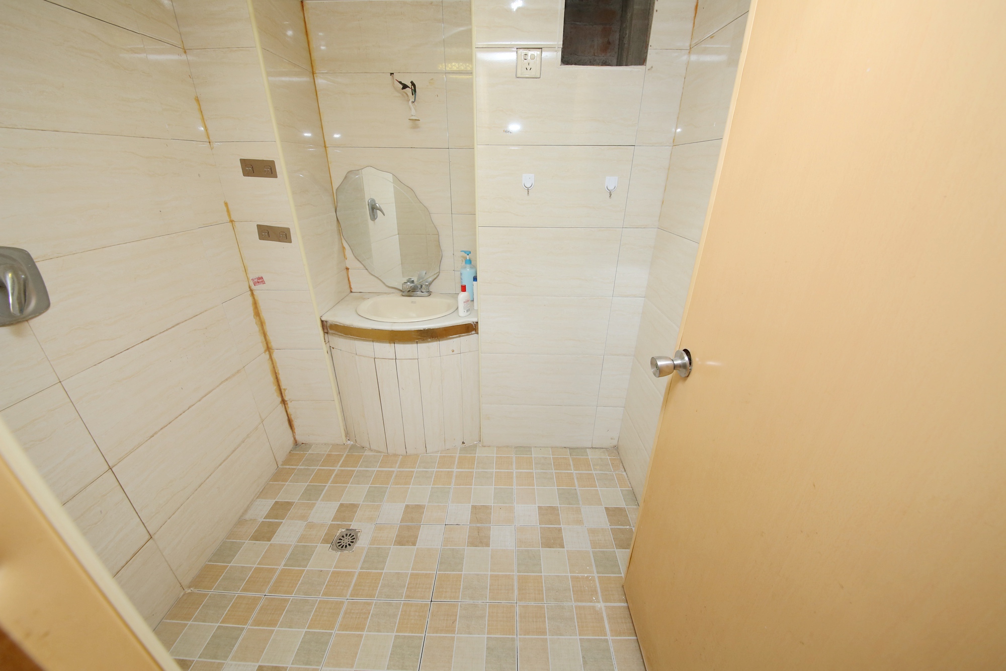 省建苑小区  4室2厅2卫   105.00万卫生间