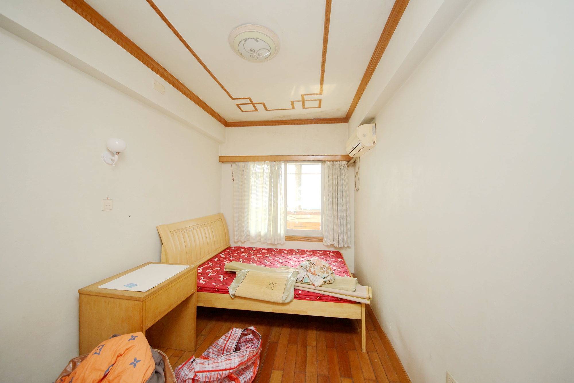 省建苑小区  4室2厅2卫   105.00万卧室
