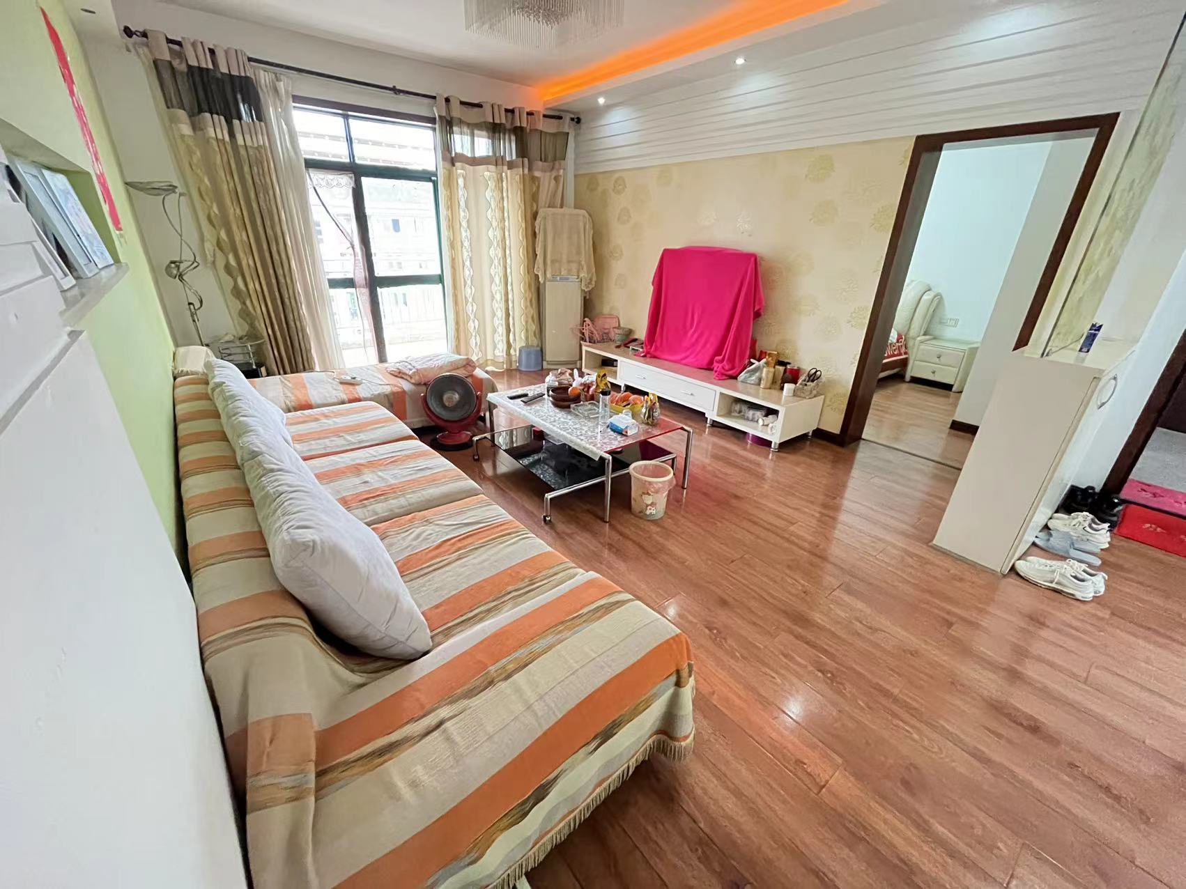 玫瑰名城紫荆苑 6室3厅2卫 63.80万 玫瑰名城紫荆苑 6室3厅2卫 63.80万室内图