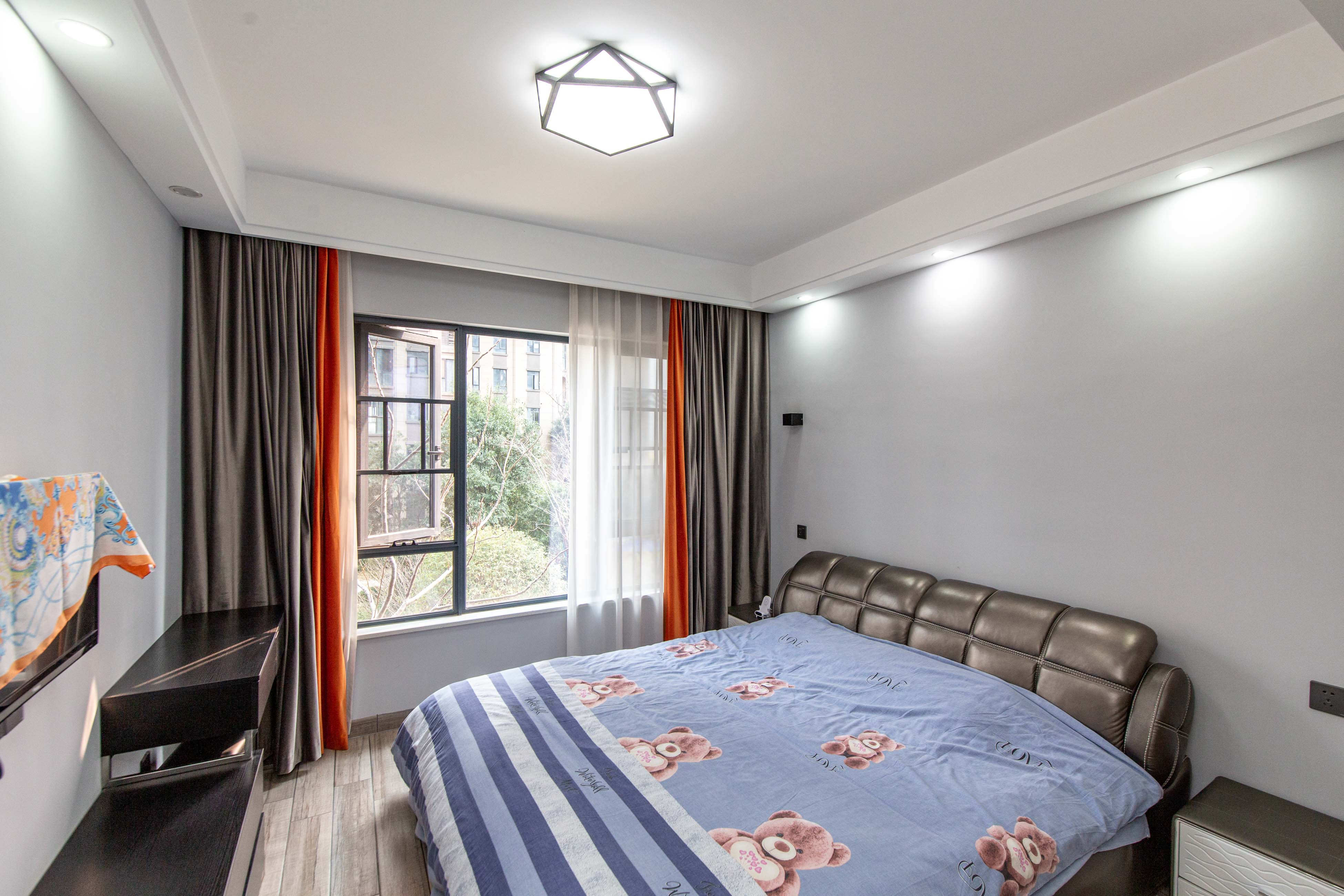 清溪川九号  3室2厅2卫    205.0万卧室