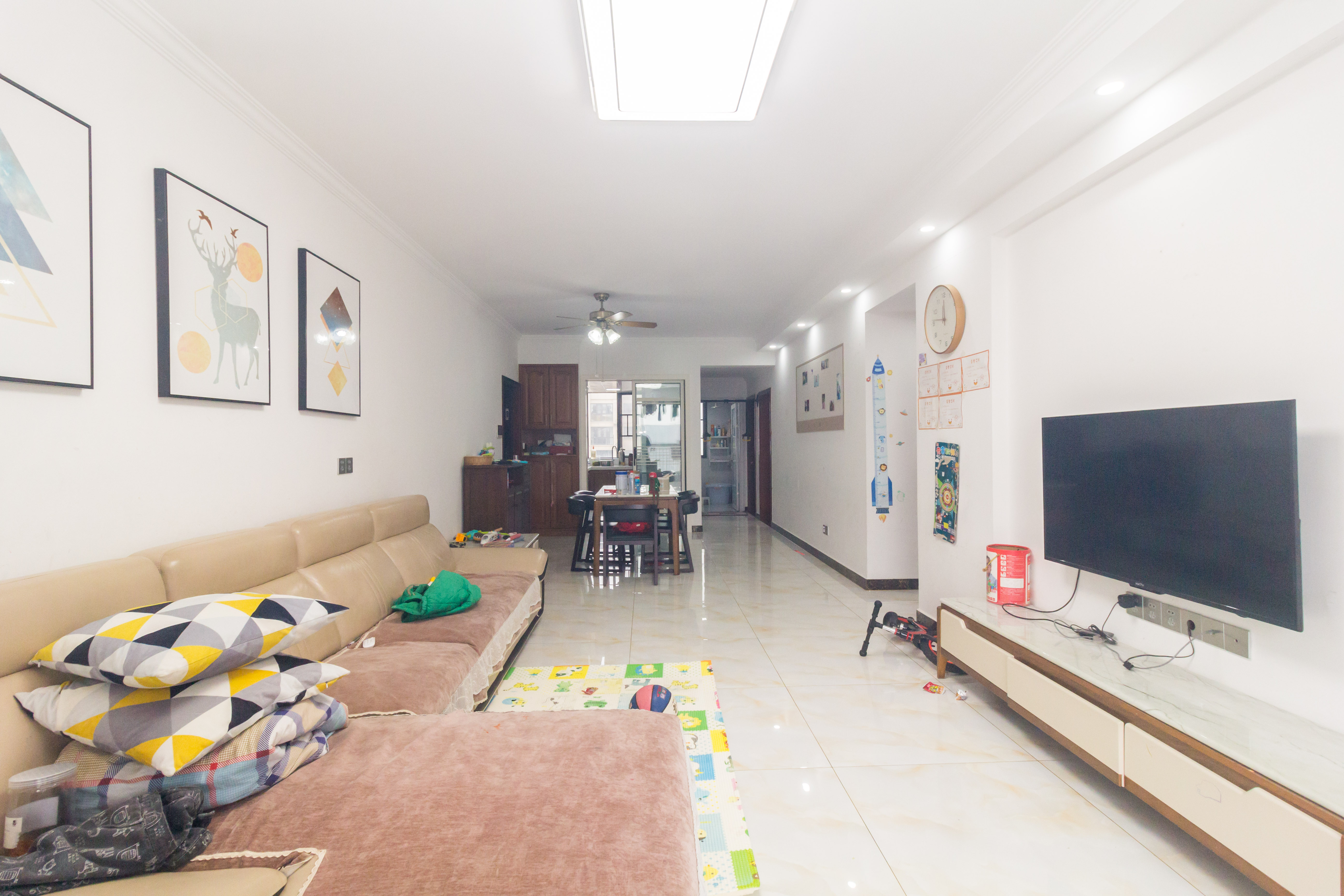 芙蓉万国城MOMA(卓越汇富苑) 4室1厅1卫 118.00万 芙蓉万国城MOMA(卓越汇富苑) 4室1厅1卫 118.00万客厅