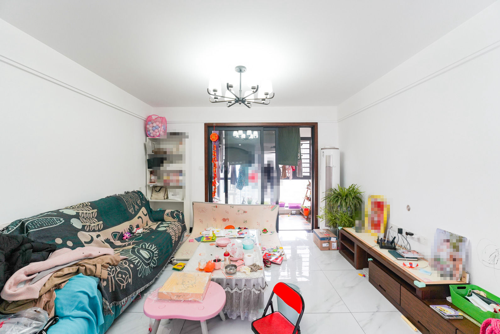 中建嘉和城  3室2厅2卫    160.0万客厅