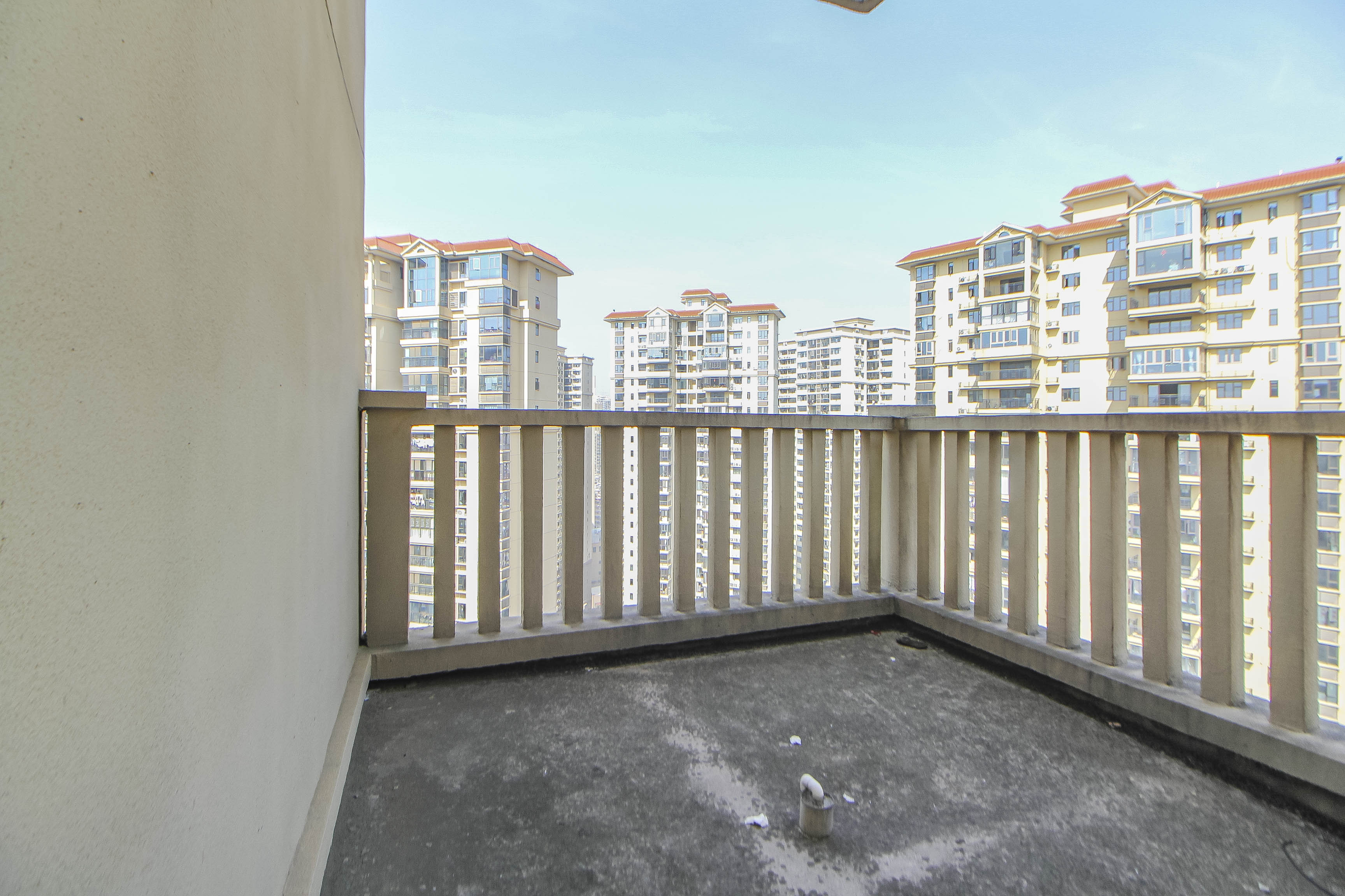 江山帝景哈佛 6室2厅2卫 220.00万 江山帝景哈佛 6室2厅2卫 220.00万阳台