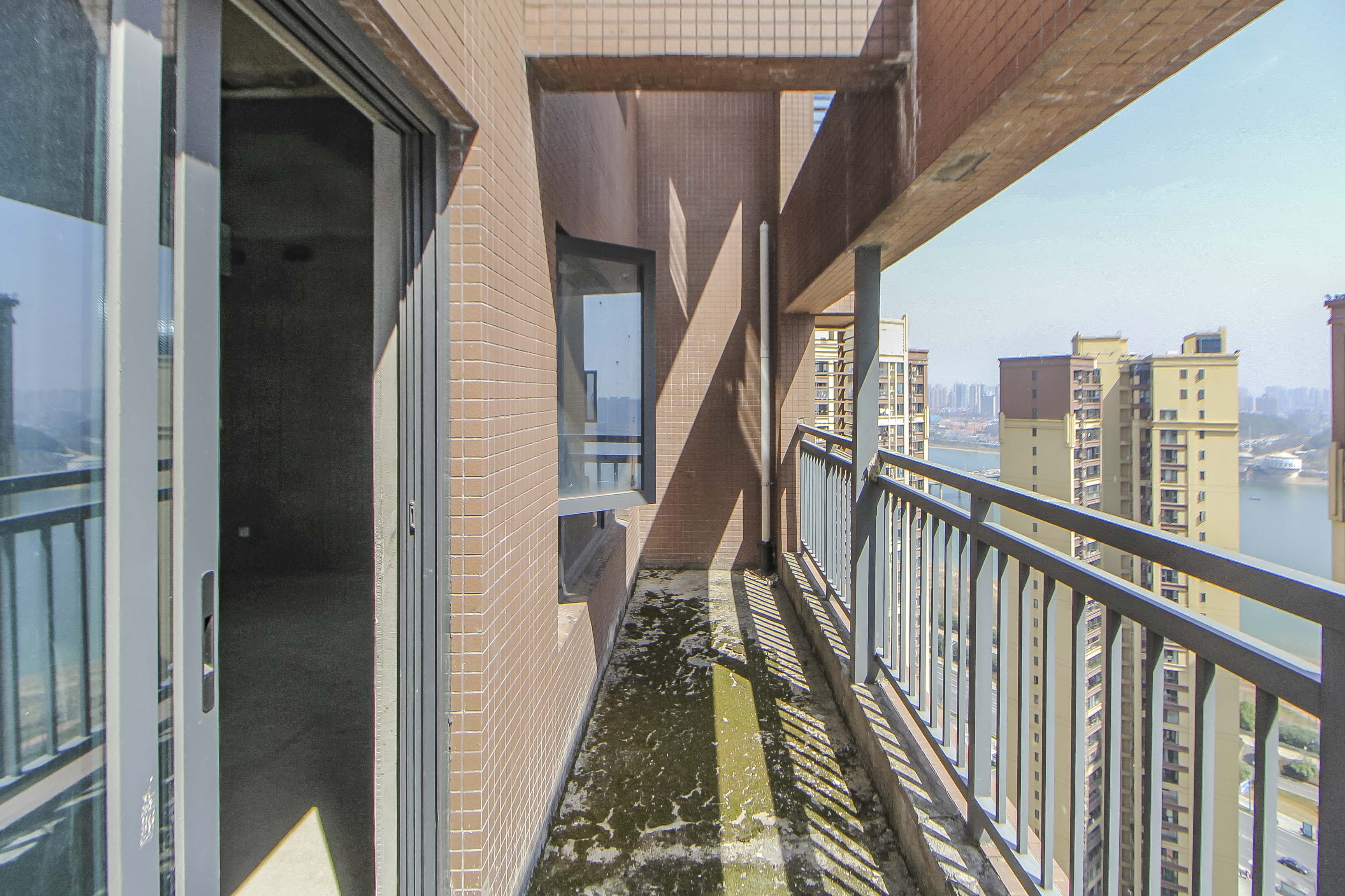 兰亭湾畔  5室2厅2卫    290.0万阳台