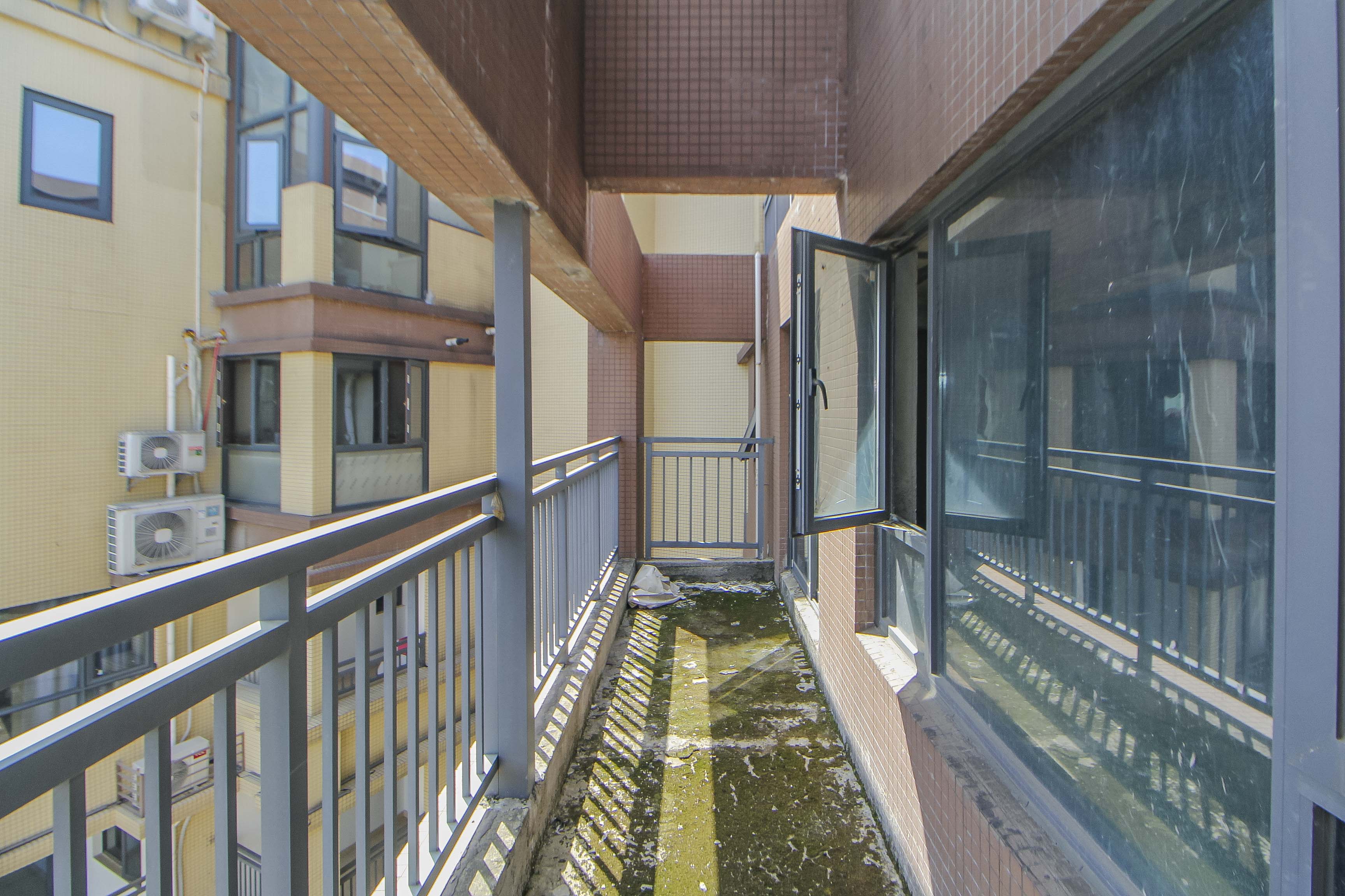 兰亭湾畔  5室2厅2卫    290.0万阳台