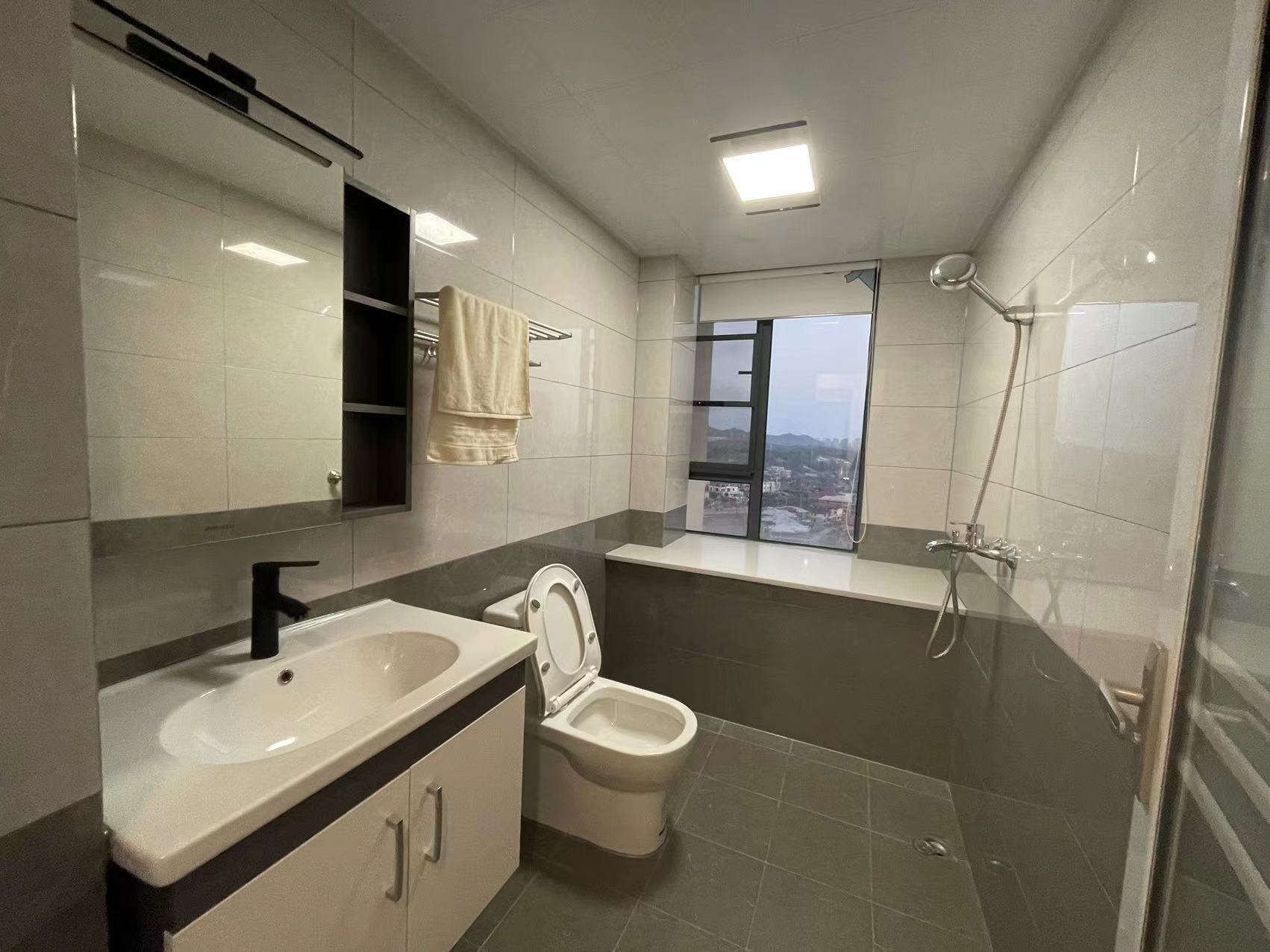 青龙湾(中央小镇) 3室2厅2卫 65.00万 青龙湾(中央小镇) 3室2厅2卫 65.00万室内图