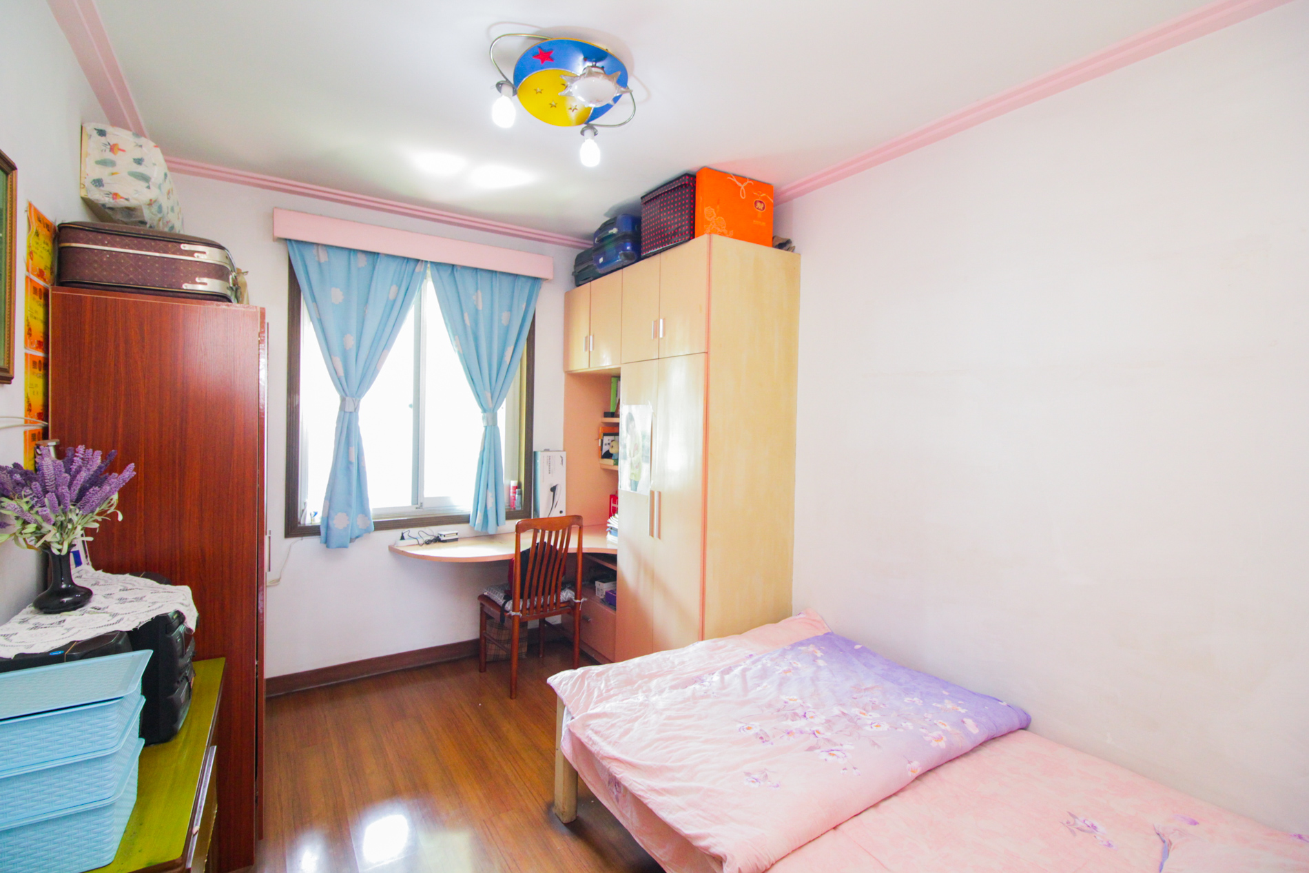 远大小区单位房  3室2厅1卫    62.0万卧室