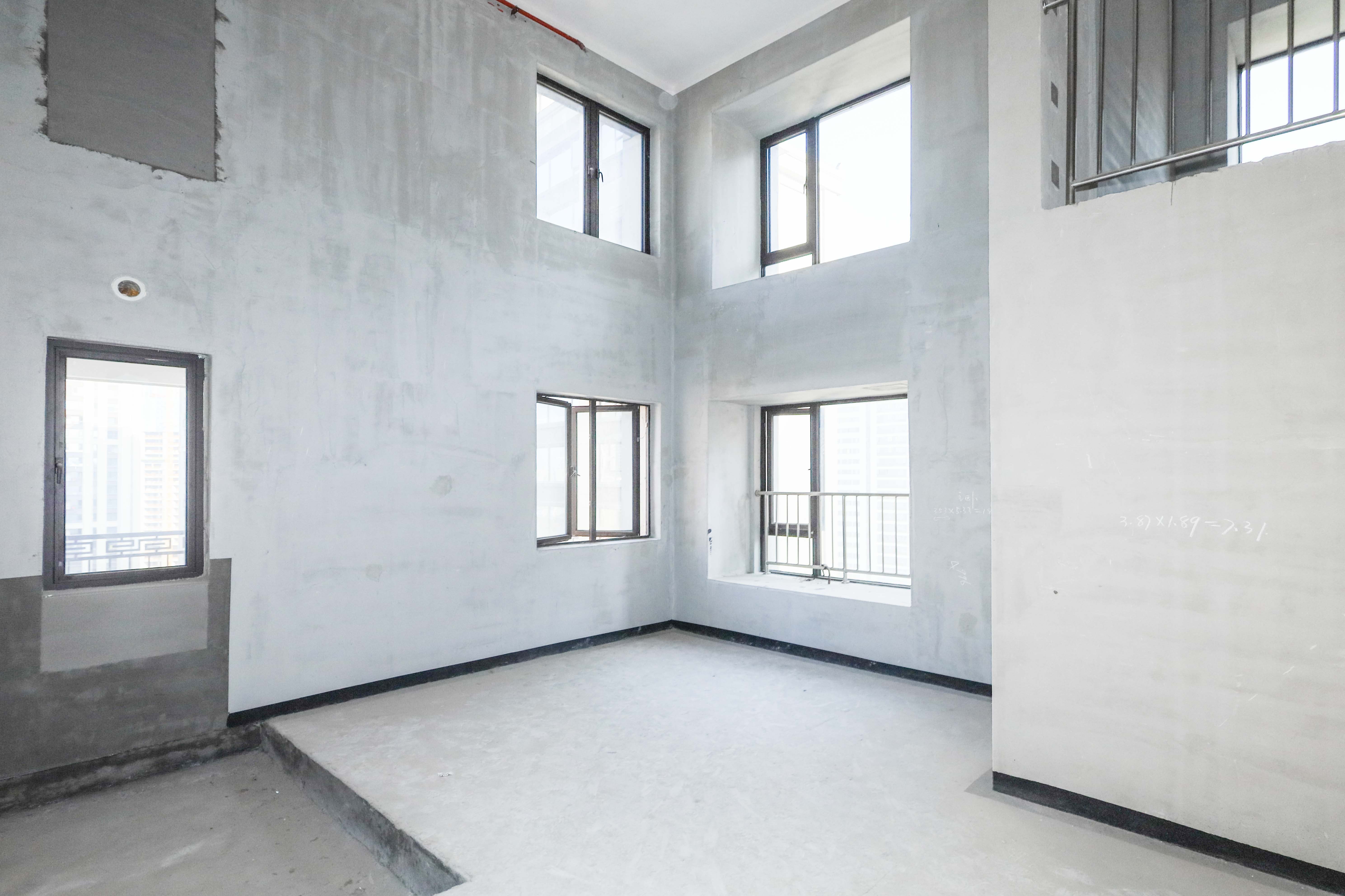 建发央著  4室2厅2卫   270.00万客厅