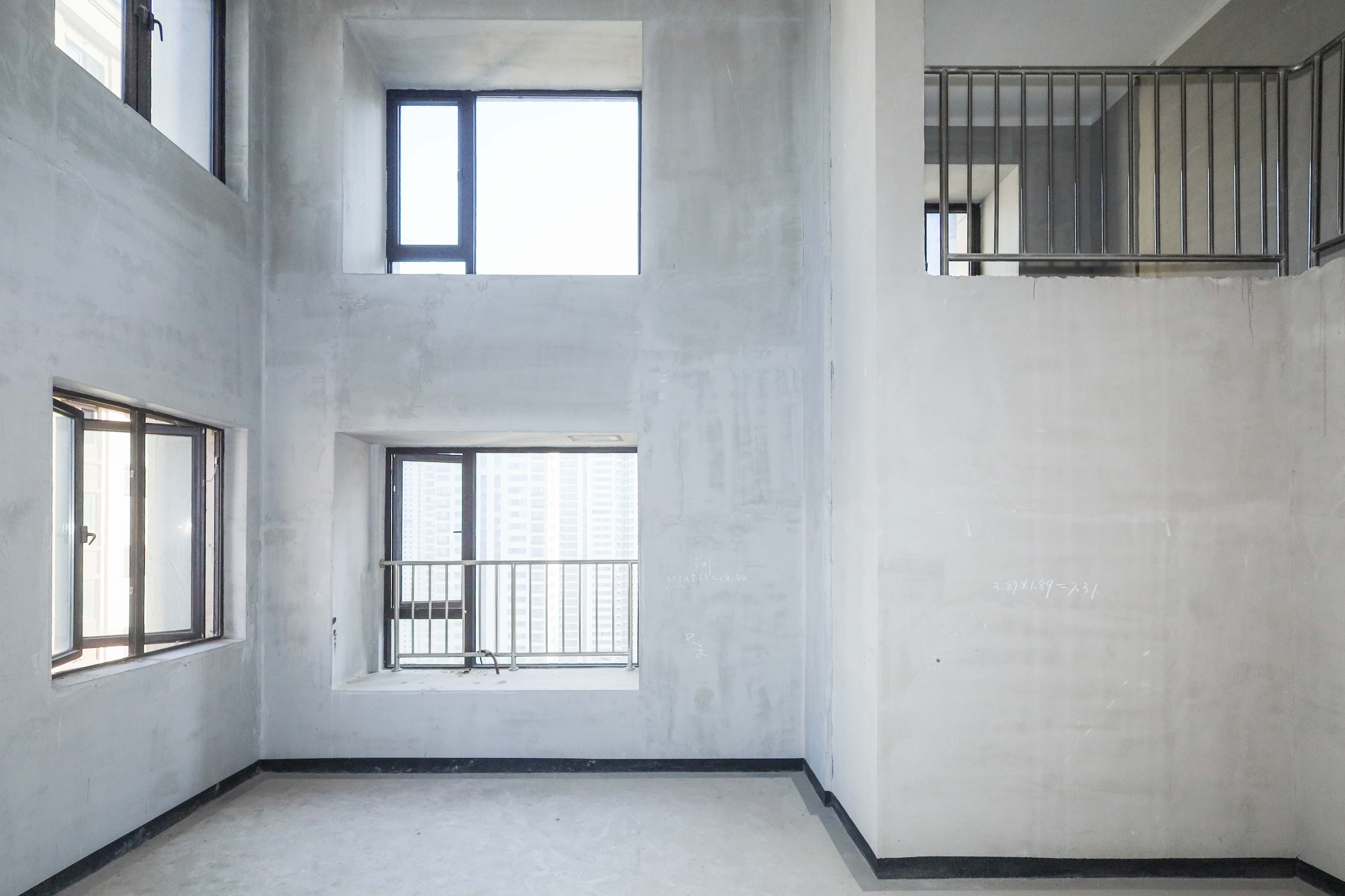 建发央著  4室2厅2卫   270.00万客厅